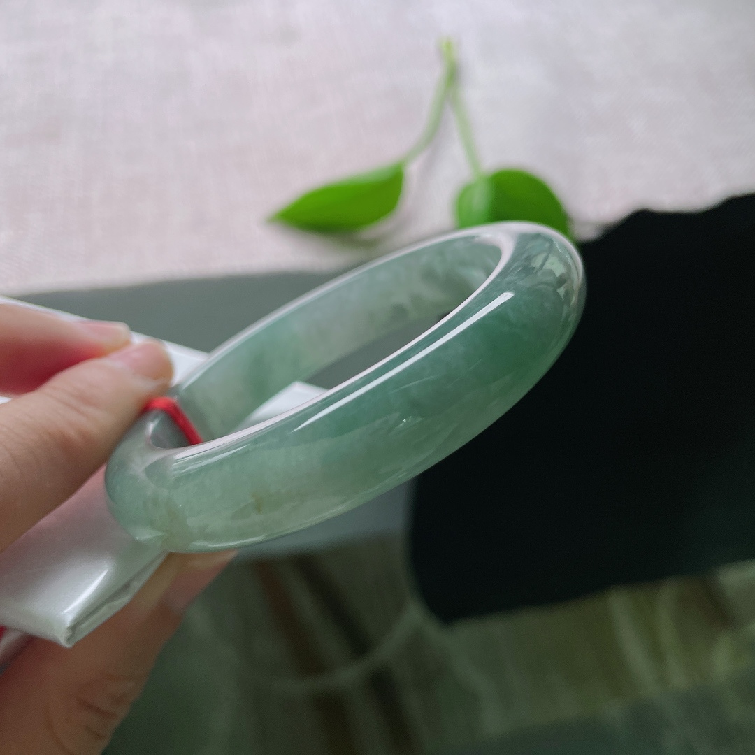 53/12/9，湖水蓝正圈，种老，饱满圆润，不艳不燥，是被岁月浸养的老玉，无裂，洒金，ss49798a