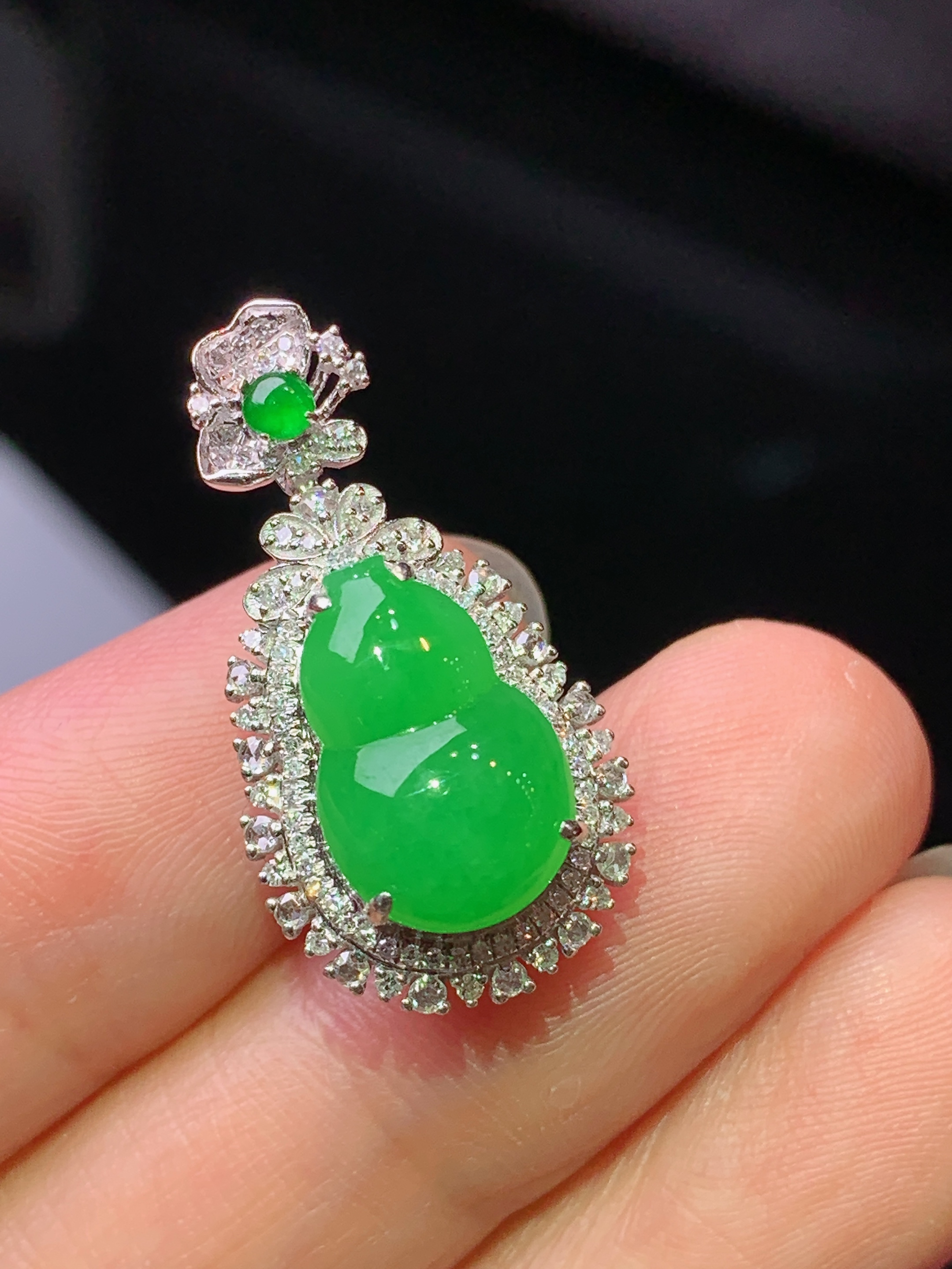 18k金钻镶嵌阳绿葫芦吊坠 玉质细腻 水润亮眼 色泽艳丽 整体尺寸26*13.5*10.8k1