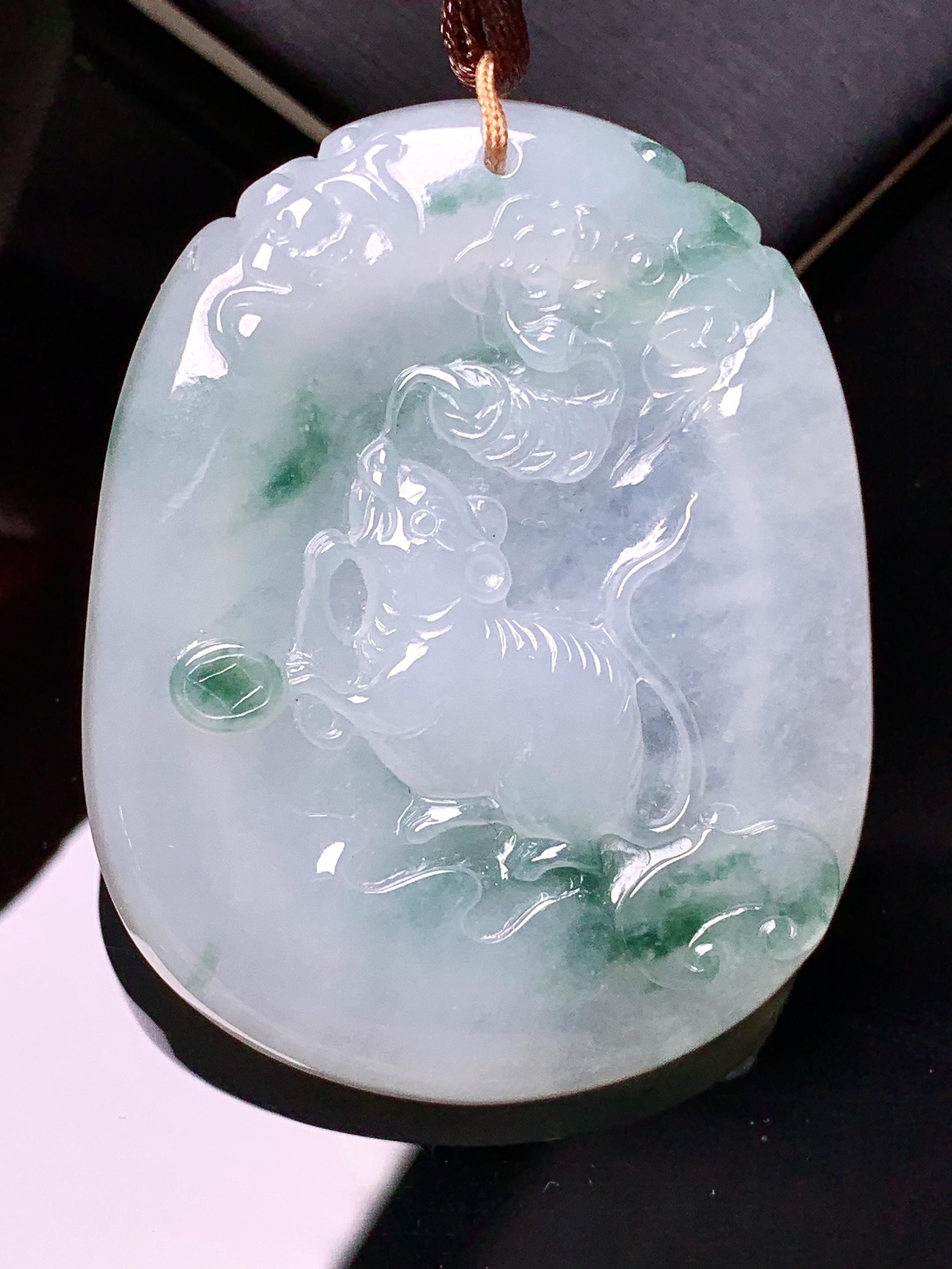 飘绿生肖鼠吊坠 玉质细腻 水润亮眼 色泽艳丽 整体尺寸51.3*40.8*6.2b2