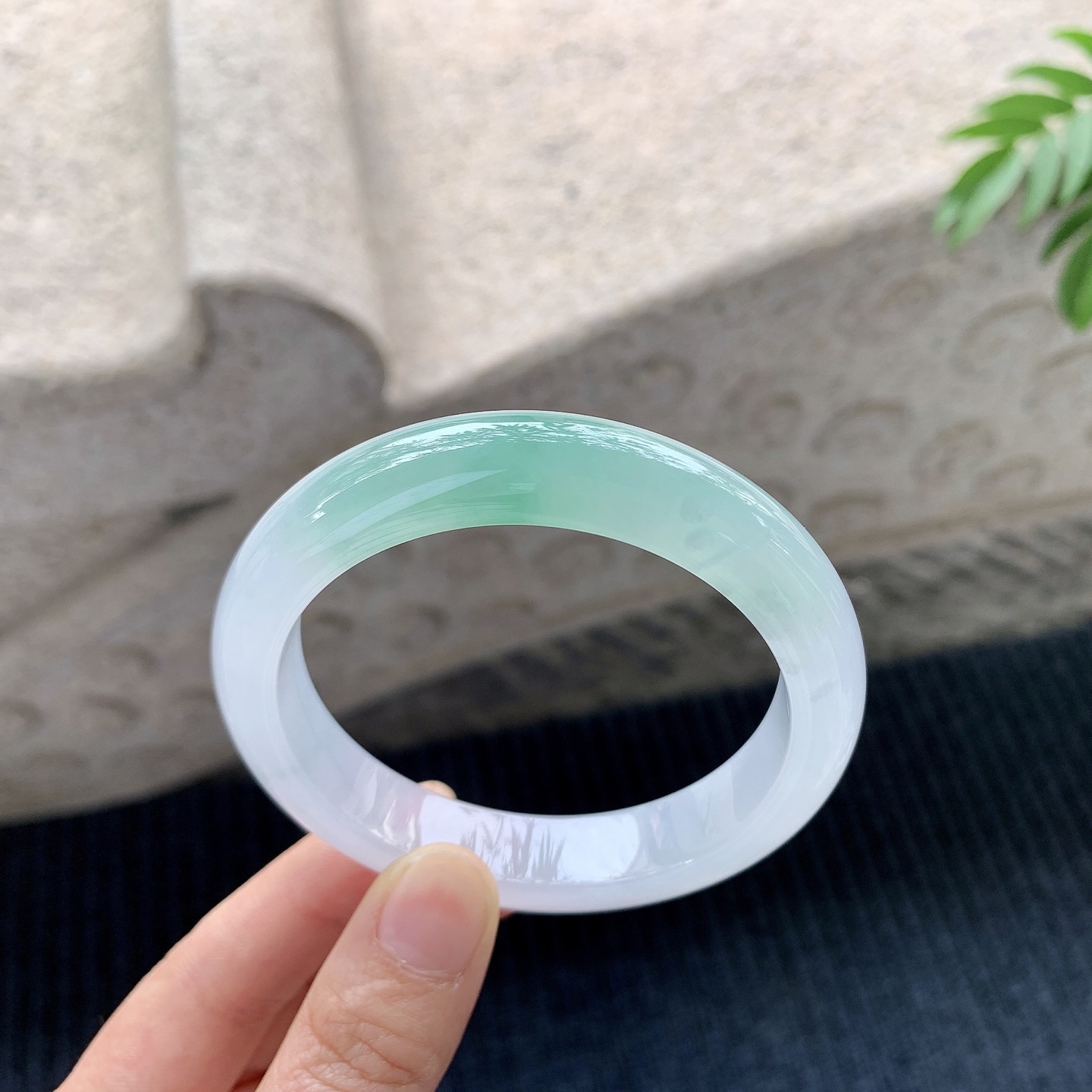 正圈55 56【圈口】56.4/12/8.5【编码】C5010554【描述】糯冰飘绿，水润，种老，细腻，打灯有棉线