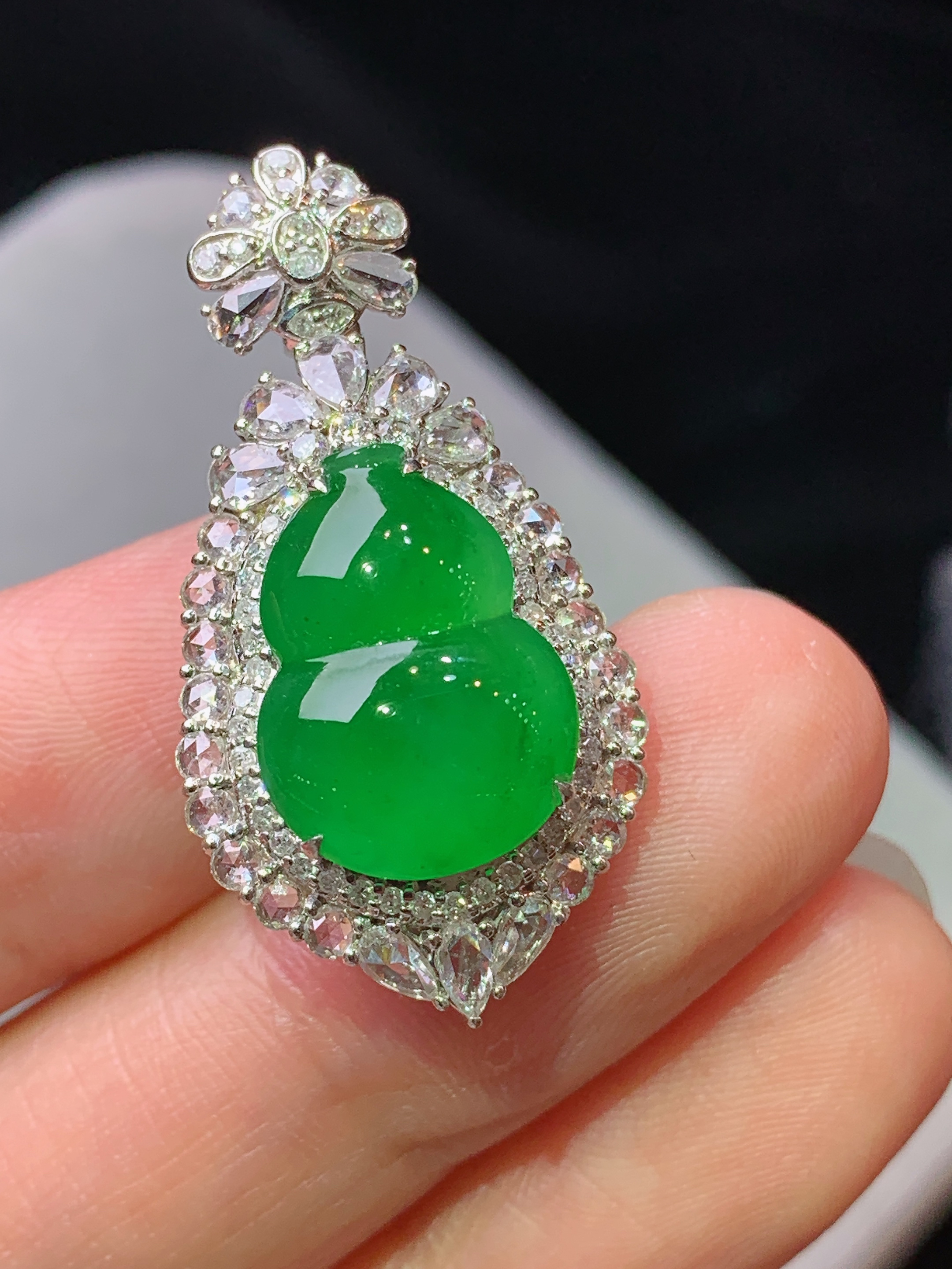 18k金钻镶嵌满绿葫芦吊坠 玉质细腻 色泽艳丽清新 水润亮眼 整体尺寸32.3*16.6*10.5h