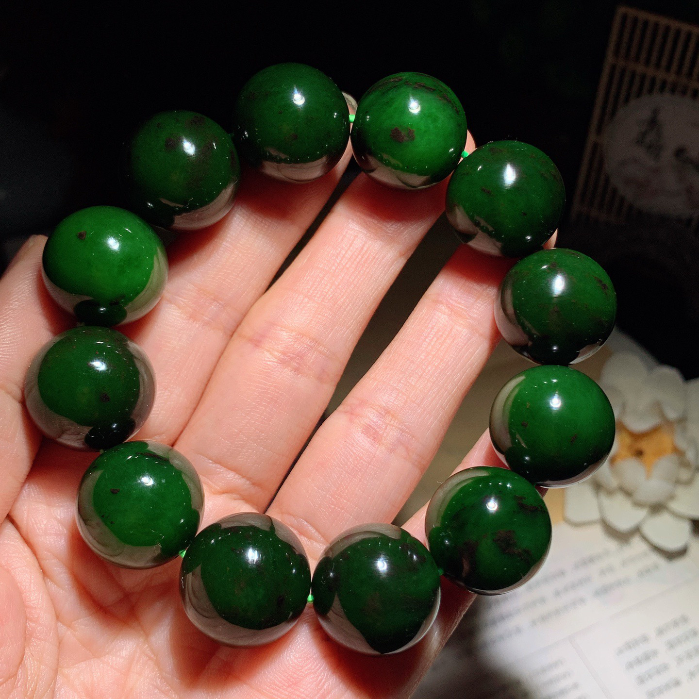 和田玉七号矿红皮料菠菜绿俄罗斯碧玉手串。单颗尺寸18重112克。玉质细腻油润。手推出油。佩戴高端典雅。lt260415