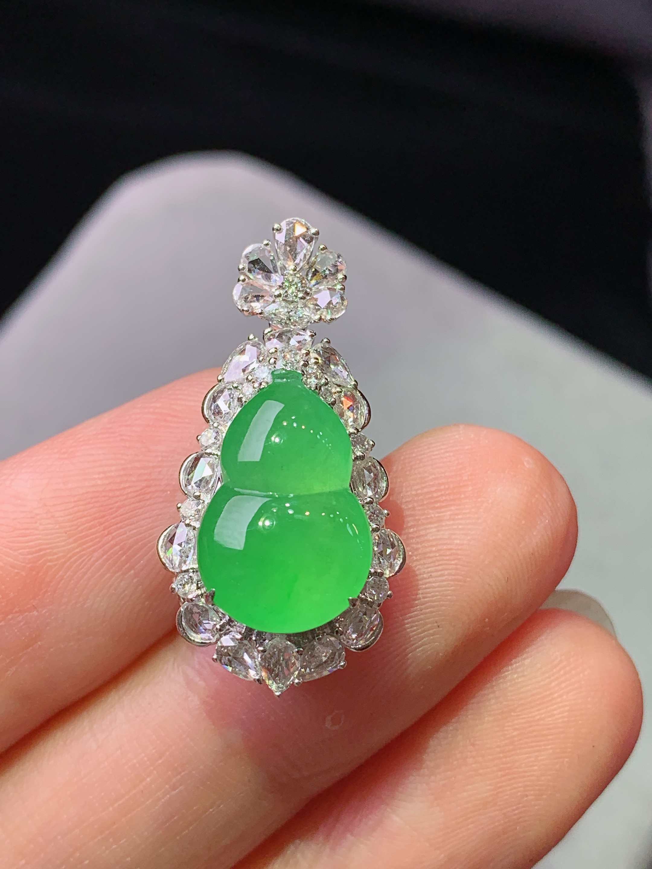 18k金钻镶嵌冰阳绿葫芦吊坠 玉质细腻 水润亮眼 色泽艳丽 整体尺寸27*13.6*10.3k1