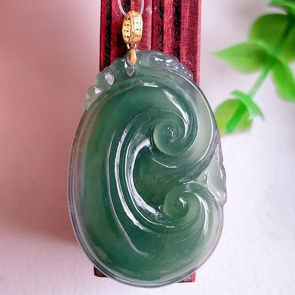 18k金扣蓝冰吉祥如意翡翠吊坠  寓意“万事如意，吉祥如意,福寿绵长 心想事成”饱满大气，通透水润  W49.13  尺寸：31.8-21.5-3.8mm