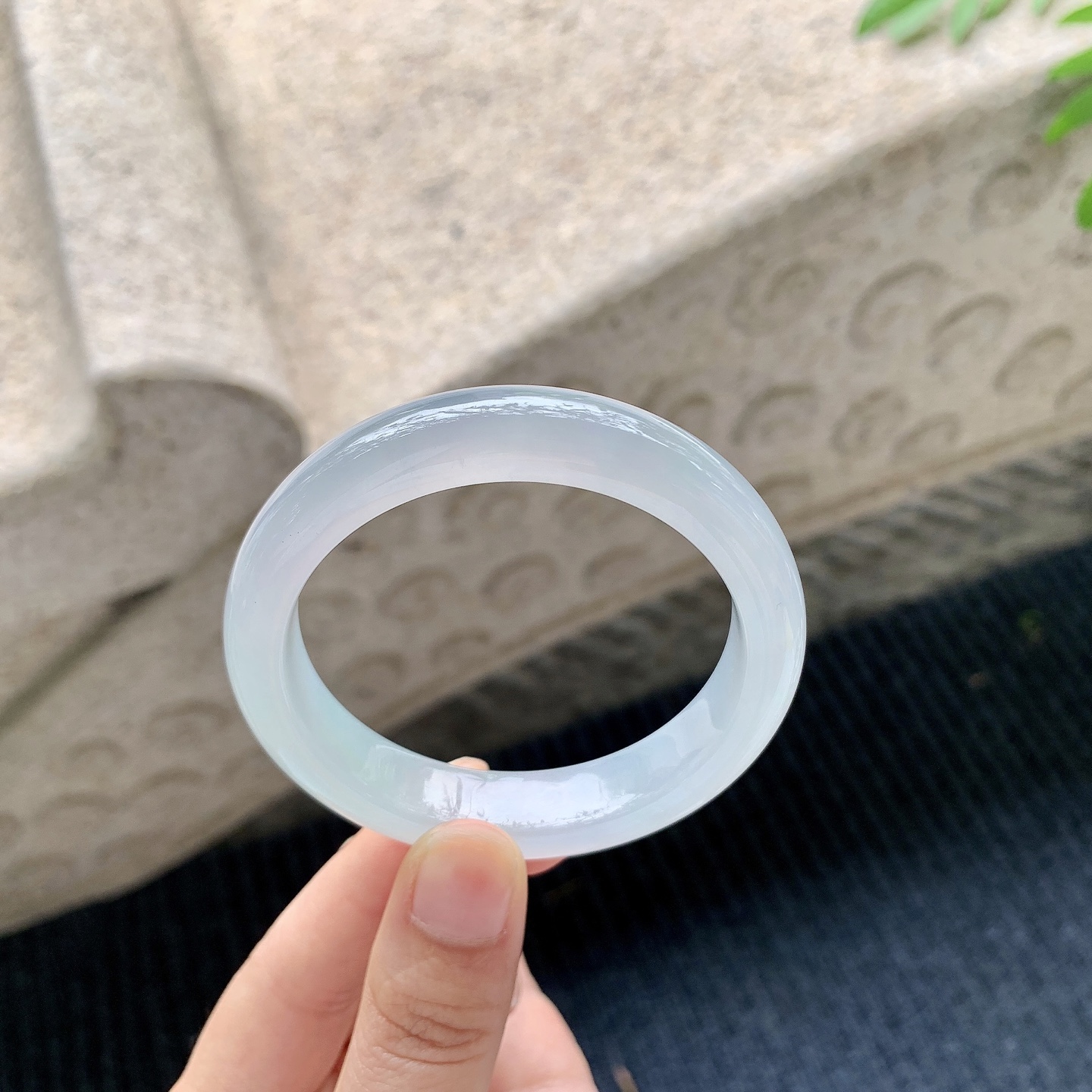 正圈51 52【圈口】52.6/11.5/7.8【编码】A2041502【描述】糯冰底色，水润，种老，细腻，打灯有纹线