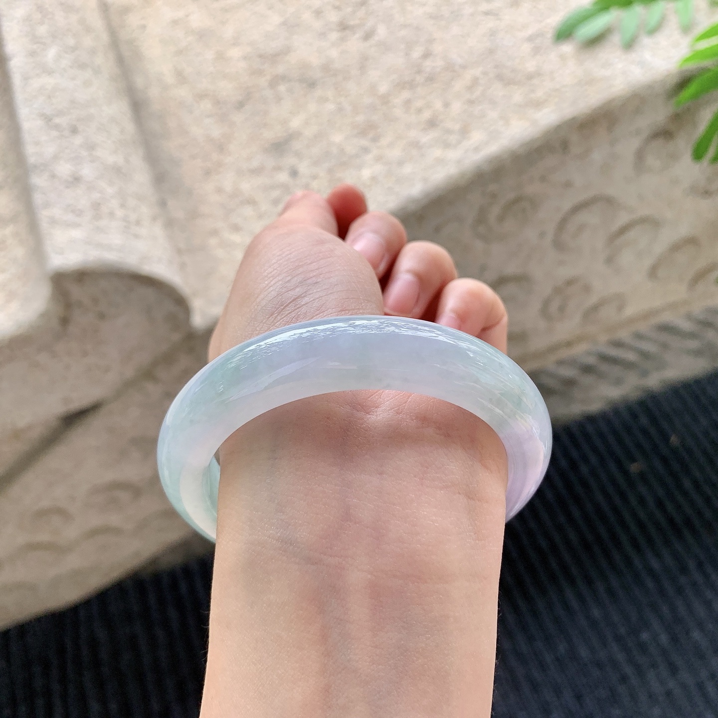 正圈56 57 【圈口】57.7/12.4/9.5 【编码】A1041519 【描述】细糯春彩，水润，种老，细腻，打灯有絮线