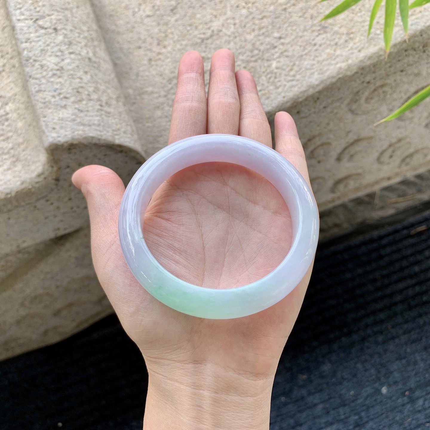 正圈58 59【圈口】59.1/13.2/9【编码】H1121471【描述】糯冰椿彩，水润，种老，细腻，无裂