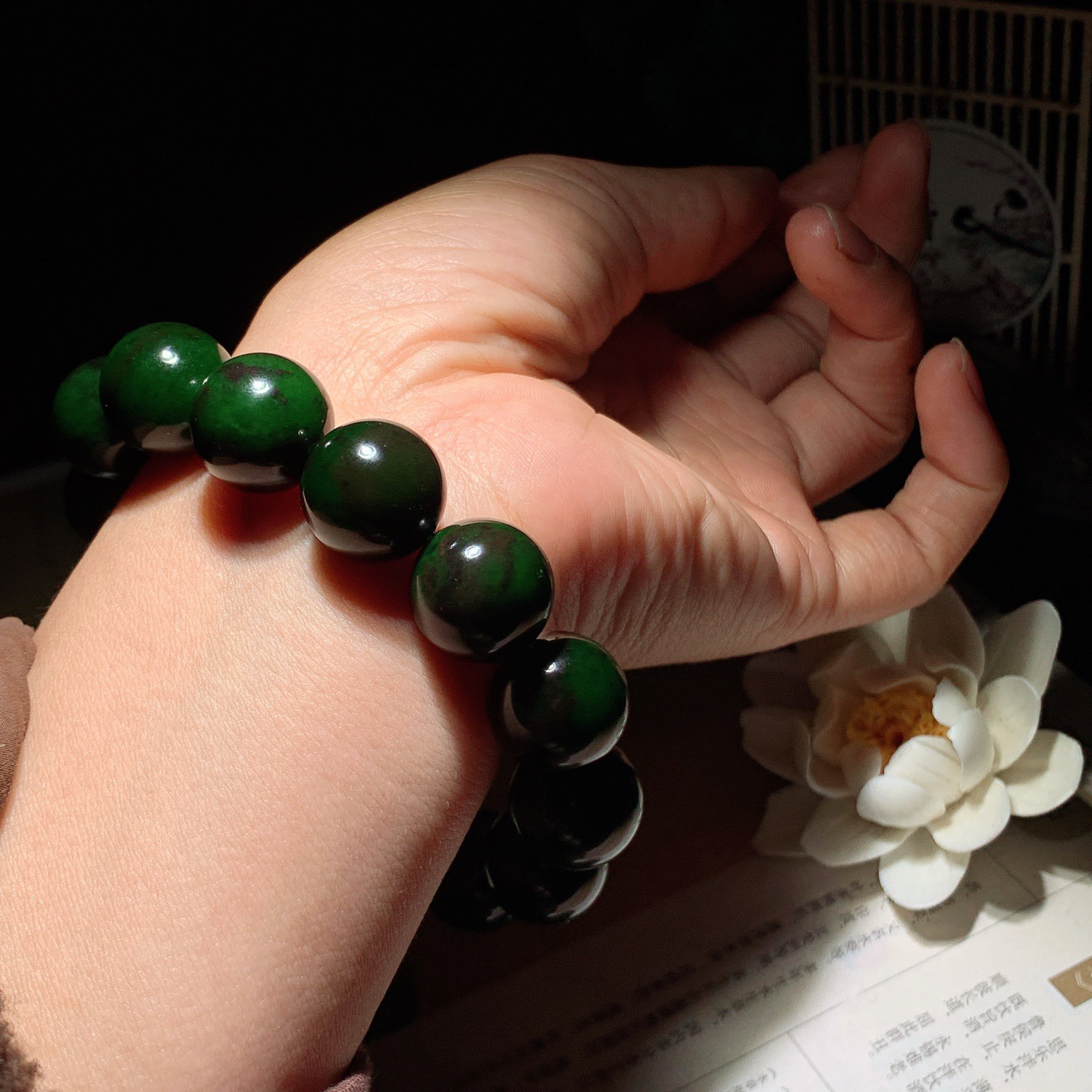 和田玉七号矿红皮料菠菜绿俄罗斯碧玉手串。单颗尺寸16重93.8克。玉质细腻油润。手推出油。佩戴高端典雅。lt260415