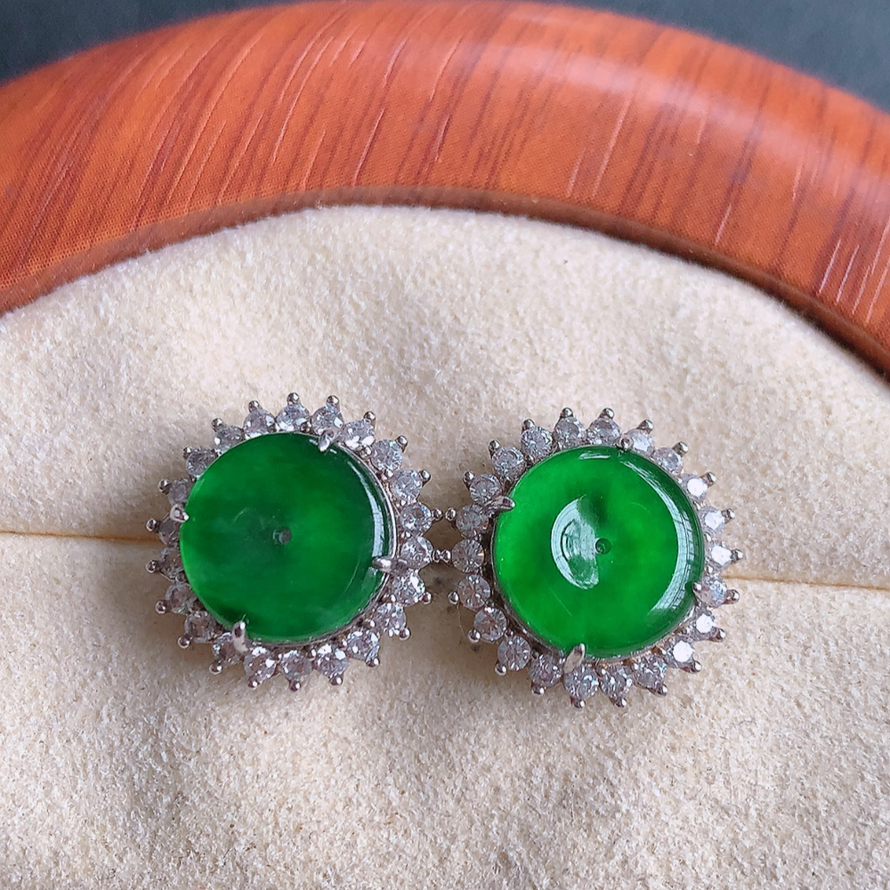 冰满绿翡翠925银镶嵌耳坠，自然光实拍，翠色灵动，颜色漂亮，种老水足，品相佳，佩戴佳品！W481.13 取一整体尺寸：14-6mm  裸石尺寸：9.6mm