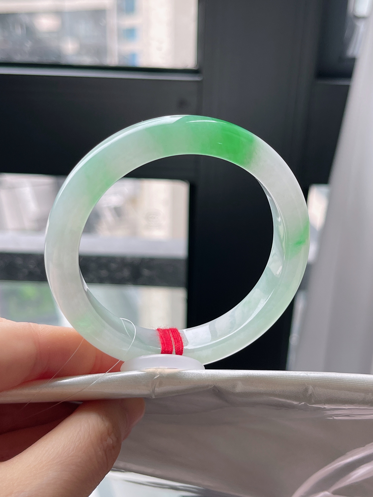 正圈53圈口，翡翠冰糯种飘绿手镯