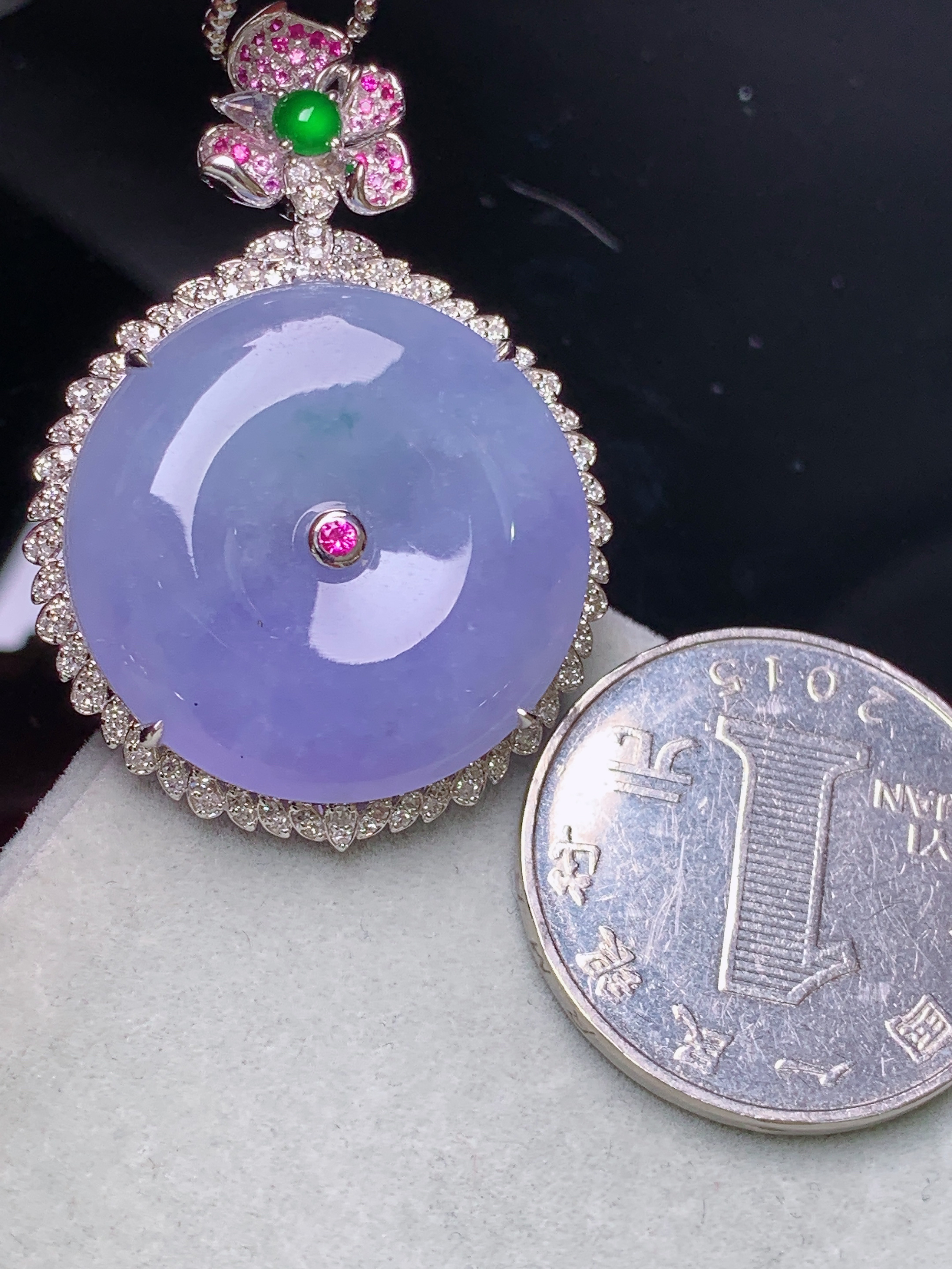 18k金钻镶嵌紫罗兰平安扣吊坠 玉质细腻 水润亮眼 色泽艳丽 整体尺寸39.2*27.5*7.2t1