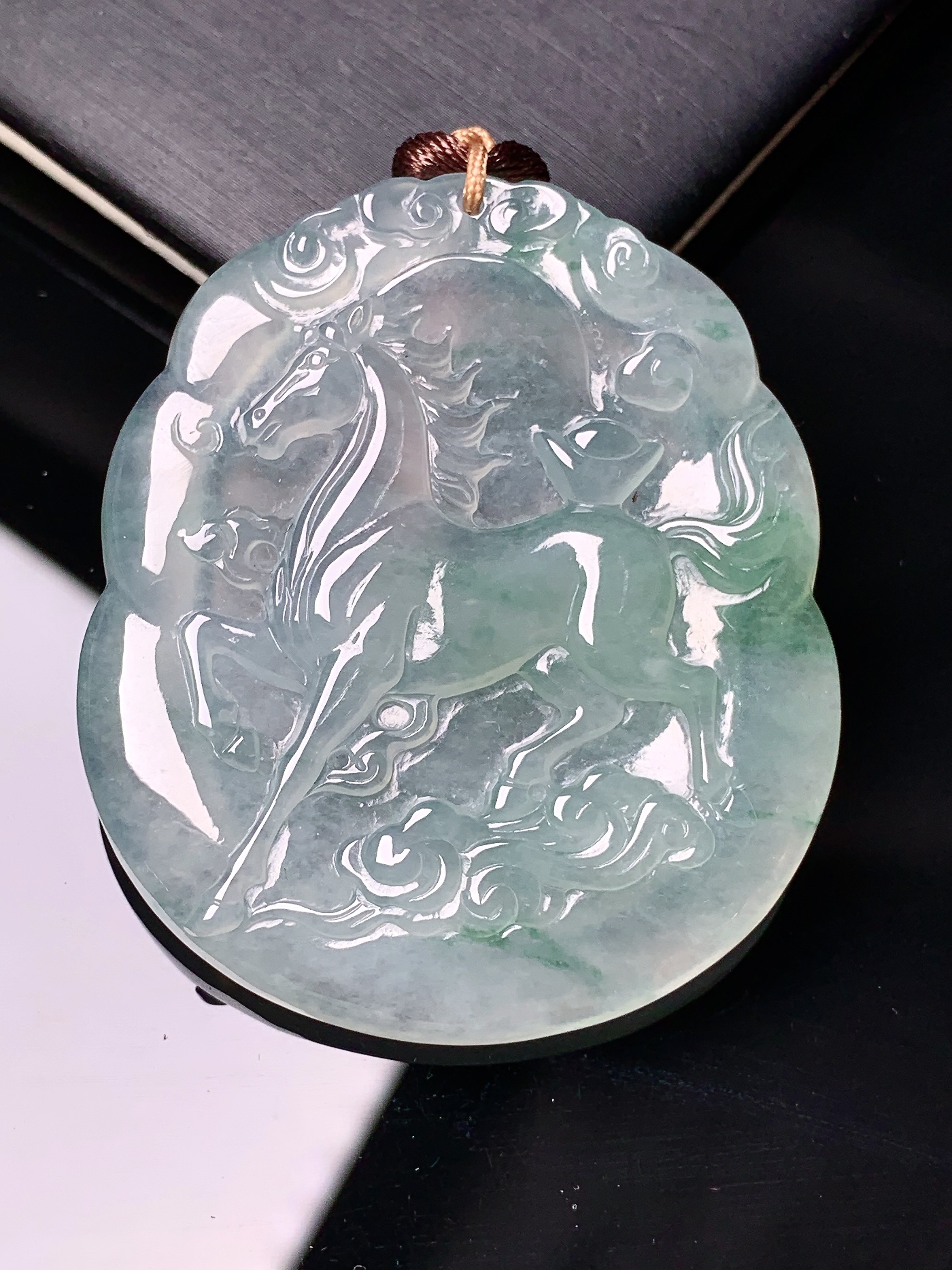 冰种飘绿生肖马牌吊坠 玉质细腻 水润亮眼 色泽艳丽 整体尺寸48.2*41.5*5b2