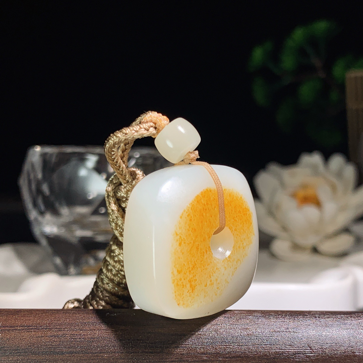 新疆和田玉四方扣挂件。尺寸28/13重24.5克。玉质细腻油润。手推出油。佩戴高端典雅。lt2604