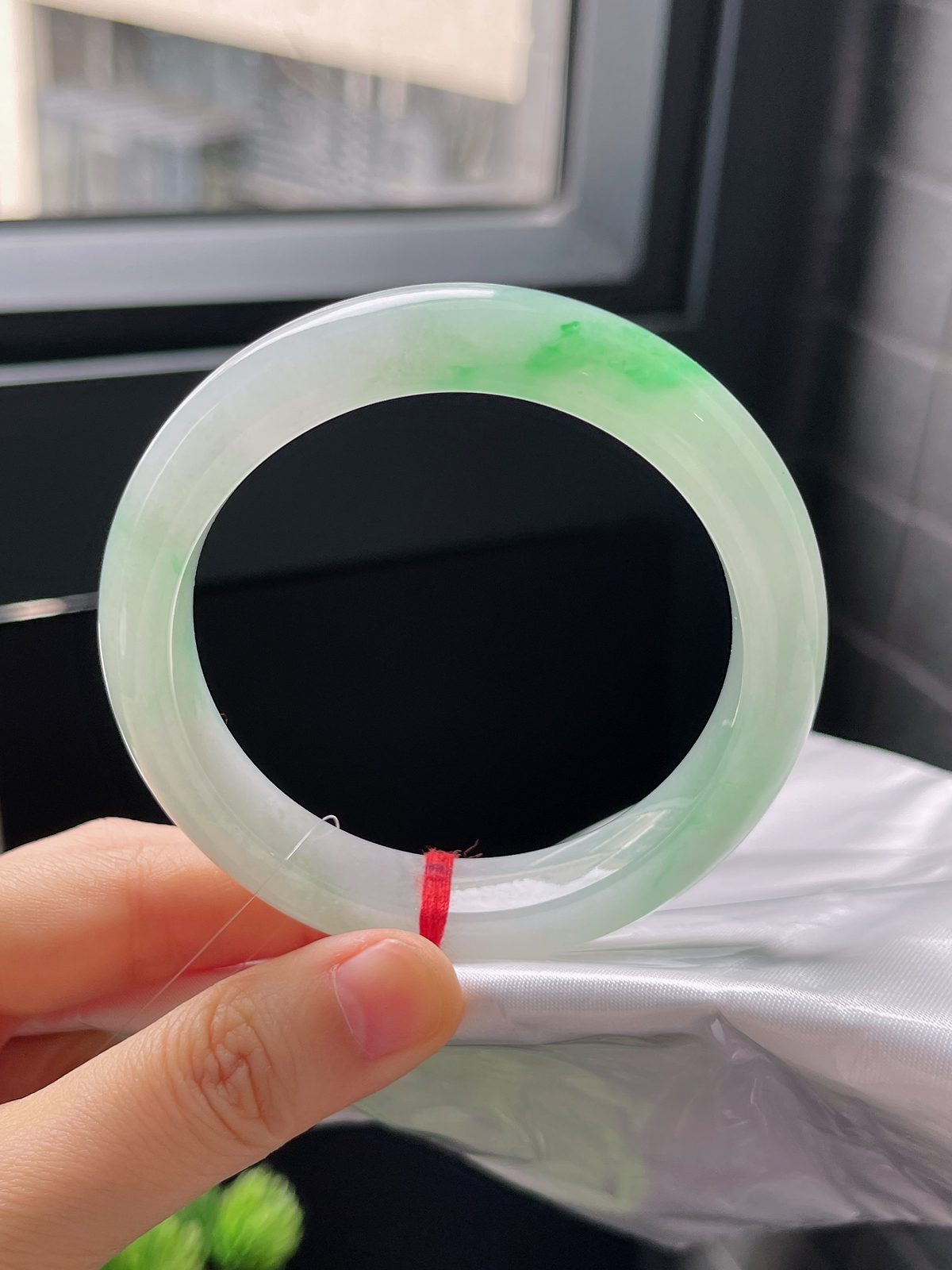 正圈57.3圈口，翡翠冰糯种飘绿手镯