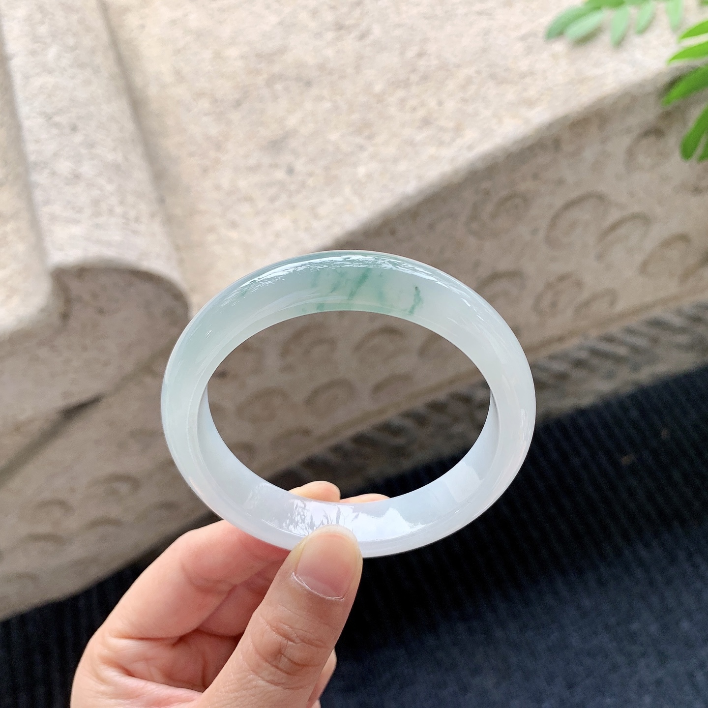 正圈54 55【圈口】55.7/12.7/7.8【编码】GJ041527【描述】糯冰飘花，水润，种老，细腻，无裂