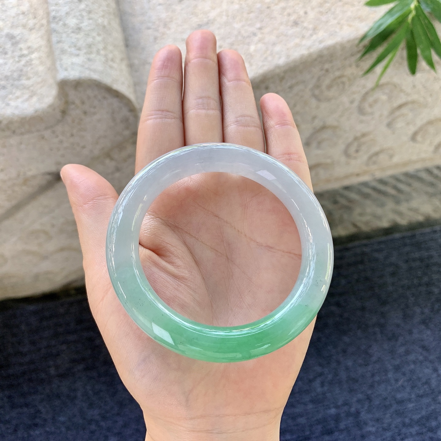 圆条54 55【圈口】55.6/10.7/10.5【编码】B2081065【描述】冰糯春彩，飘绿，水