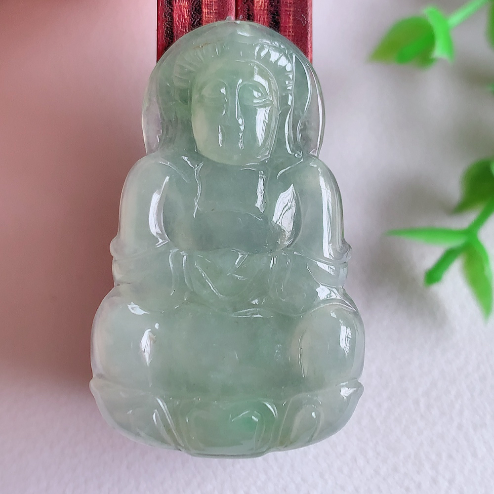 冰润精雕观音吊坠，法相端庄大气，工艺精湛，种色浓郁，细腻饱满冰润，种老水足，收藏佳品，佩戴大气  W