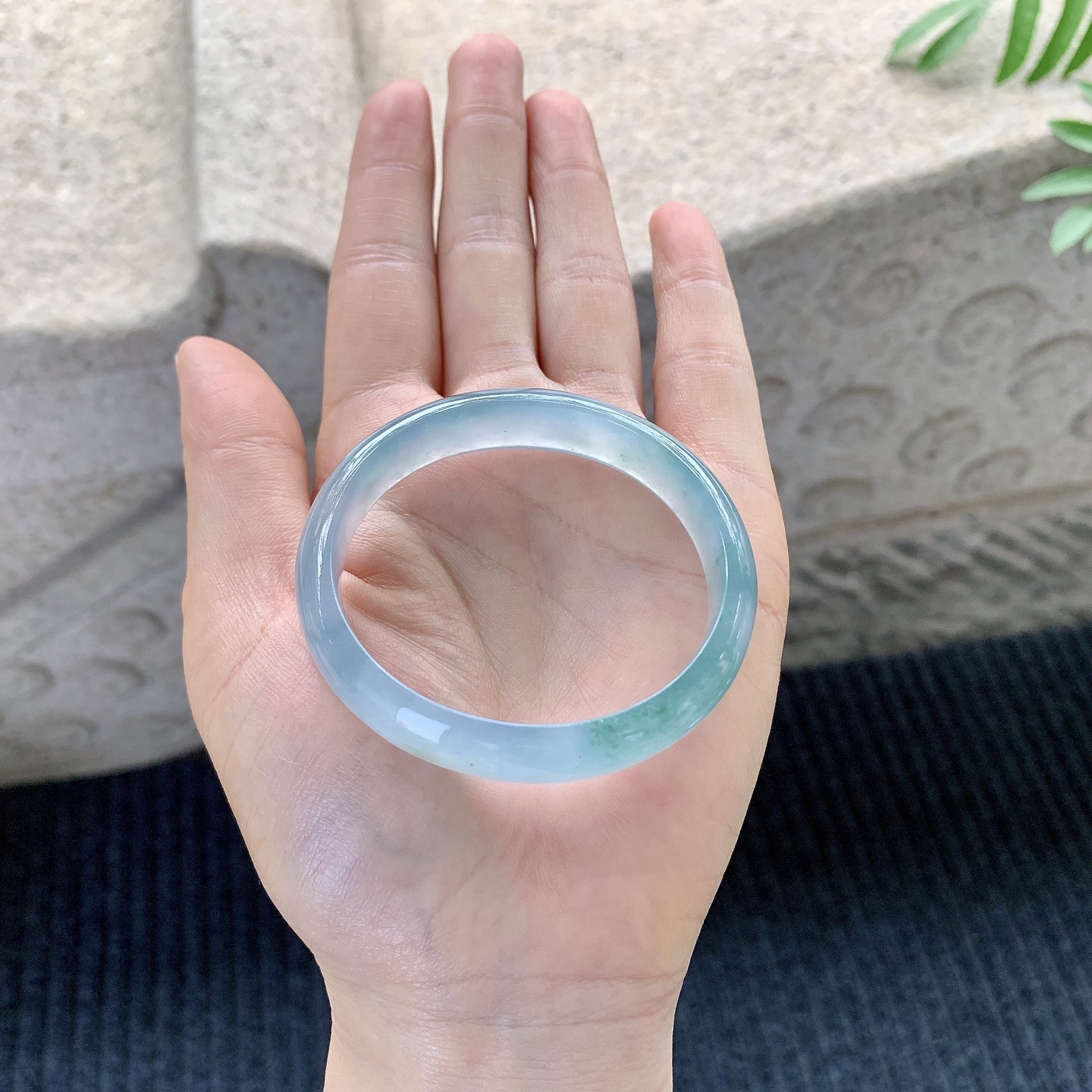 贵妃49 50【圈口】50.6/45.6/11.8/6【编码】H1121433【描述】冰糯紫底飘花，