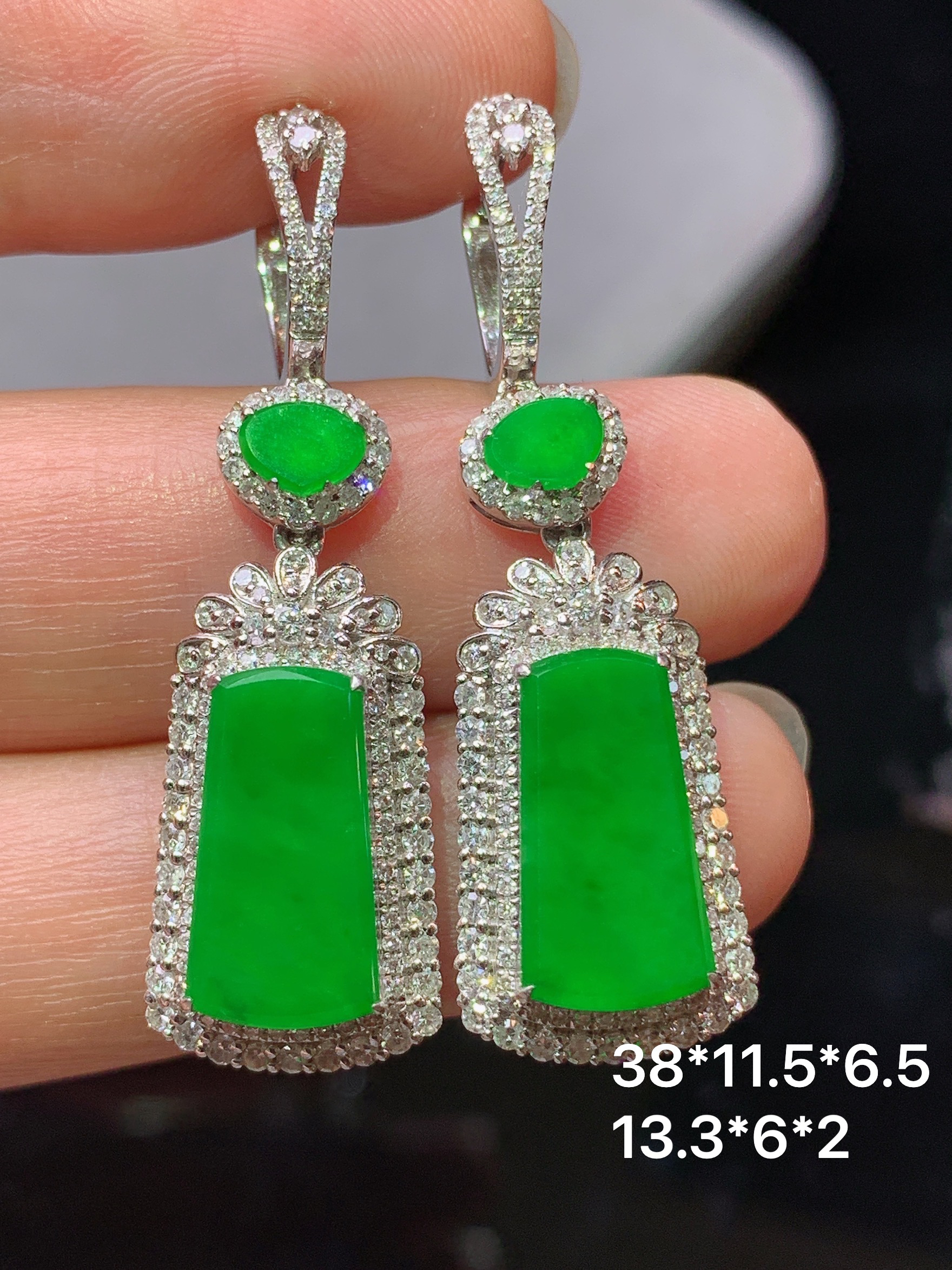 18k金钻镶嵌满绿无事牌耳坠 玉质细腻 色泽艳丽清新 水润亮眼 整体尺寸38*11.5*6.5h1