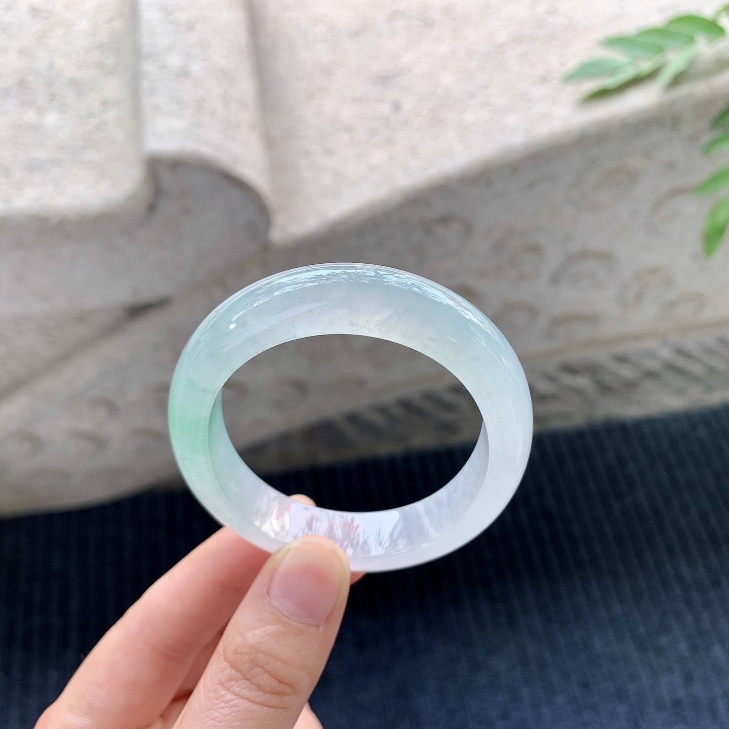 贵妃52 53【圈口】53.7/45.8/11.2/7.6【编码】A1121329【描述】冰糯飘绿，水润，种老，细腻，打灯有絮线