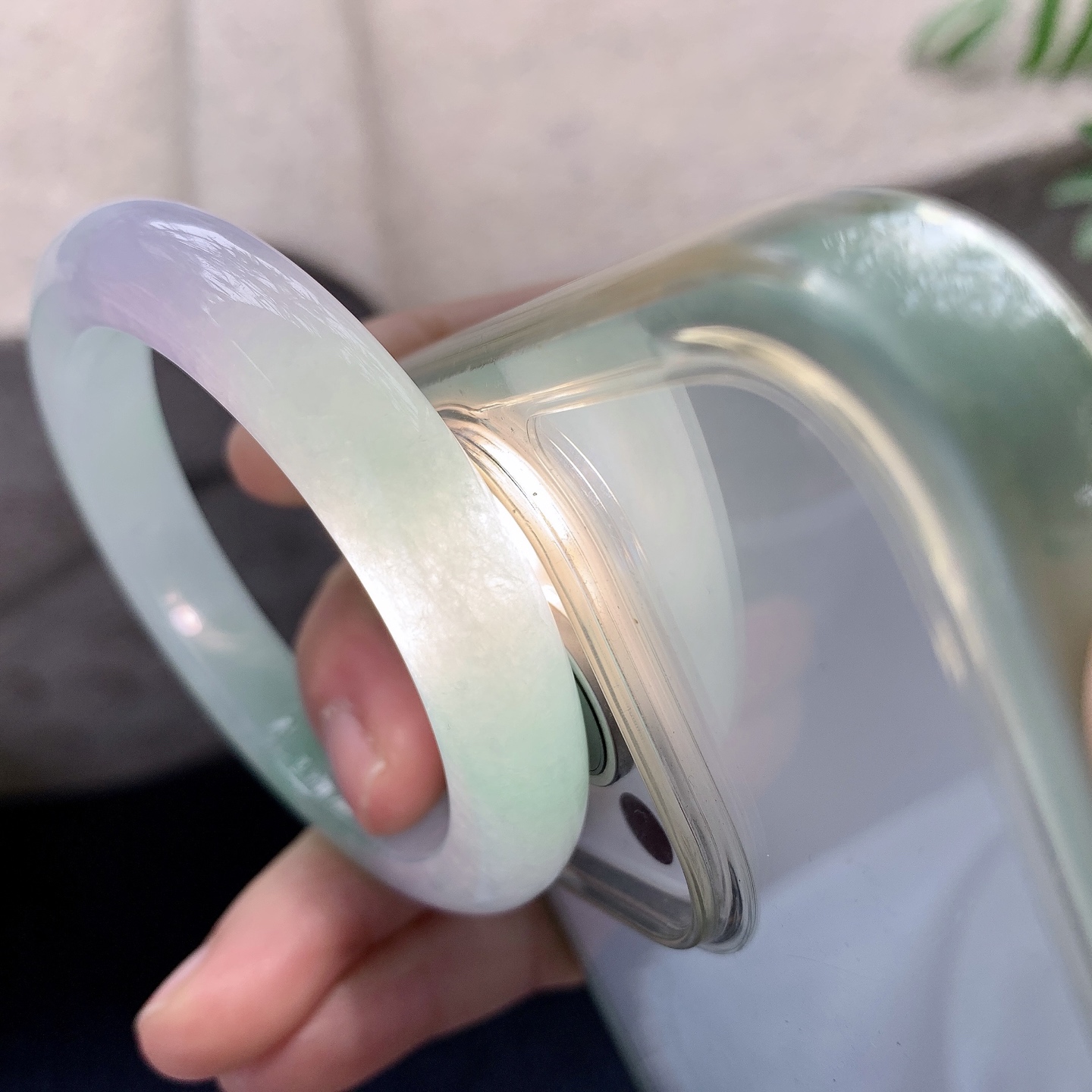 正圈50 51【圈口】51/9.8/8.2【编码】H1121419【描述】冰糯春彩，水润，种老，细腻，打灯有絮线