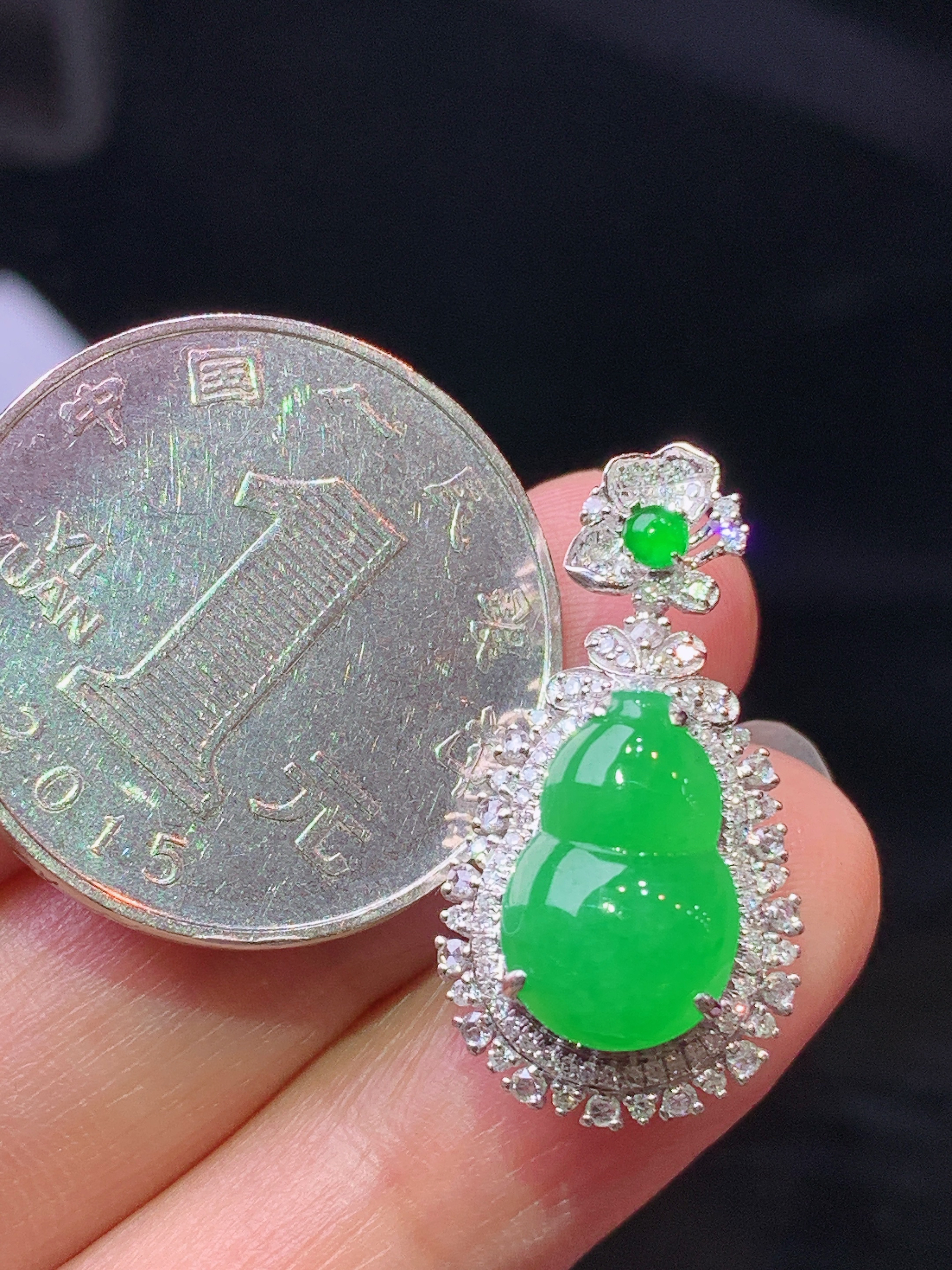 18k金钻镶嵌阳绿葫芦吊坠 玉质细腻 水润亮眼 色泽艳丽 整体尺寸26*13.5*10.8k1