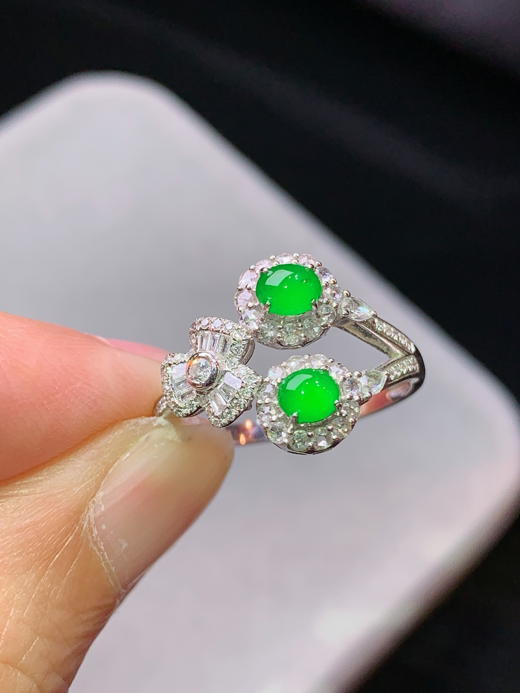 18k金钻镶嵌冰阳绿蛋面组合戒指 玉质细腻 水润亮眼 色泽艳丽 圈口11.5 裸石尺寸4.2*3.5