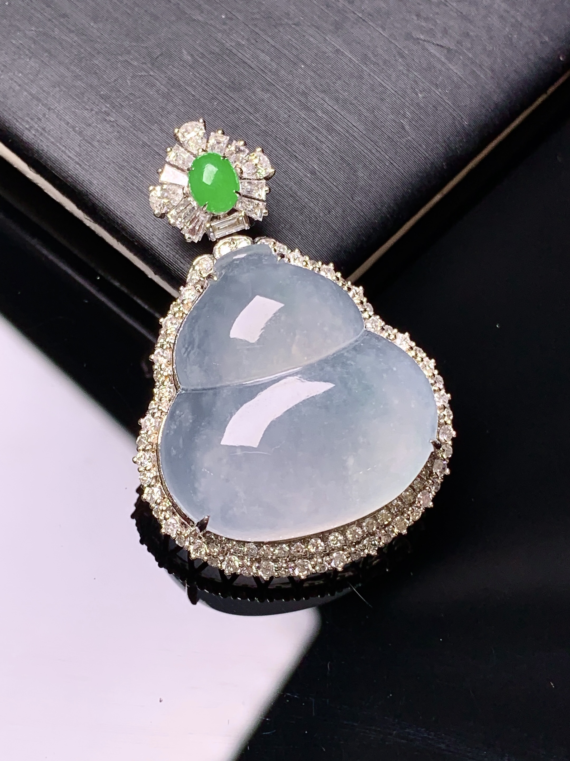 18k金钻镶嵌冰种葫芦吊坠 玉质细腻 水润亮眼 色泽艳丽 整体尺寸35.6*24.5*11k1