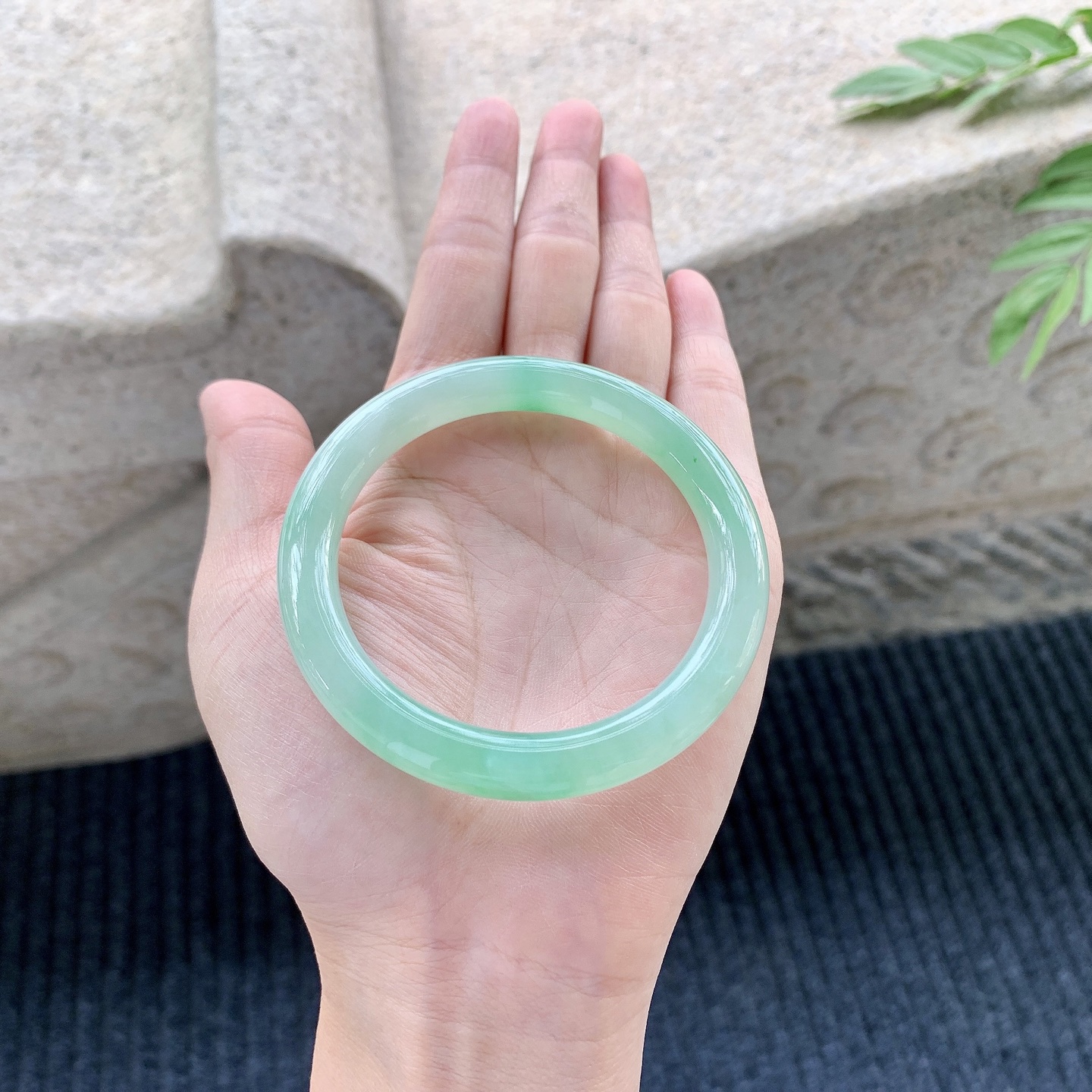 圆条54 55【圈口】54.3/7.9/8.7【编码】GL121336【描述】糯冰飘绿，水润，种老，细腻，打灯有棉线