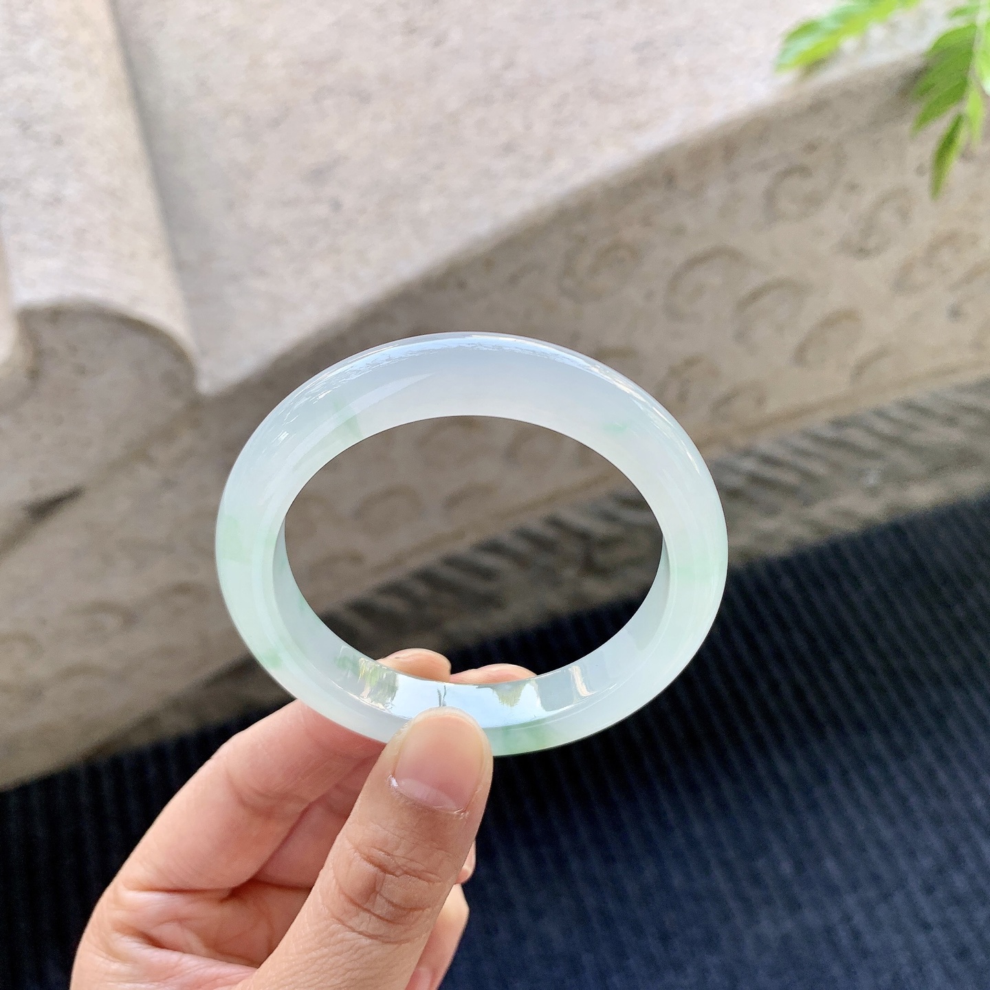 正圈49 50【圈口】50.8/10.2/7.8【编码】GF031721【描述】冰糯飘绿，清透，水润，种老，细腻，打灯有棉线