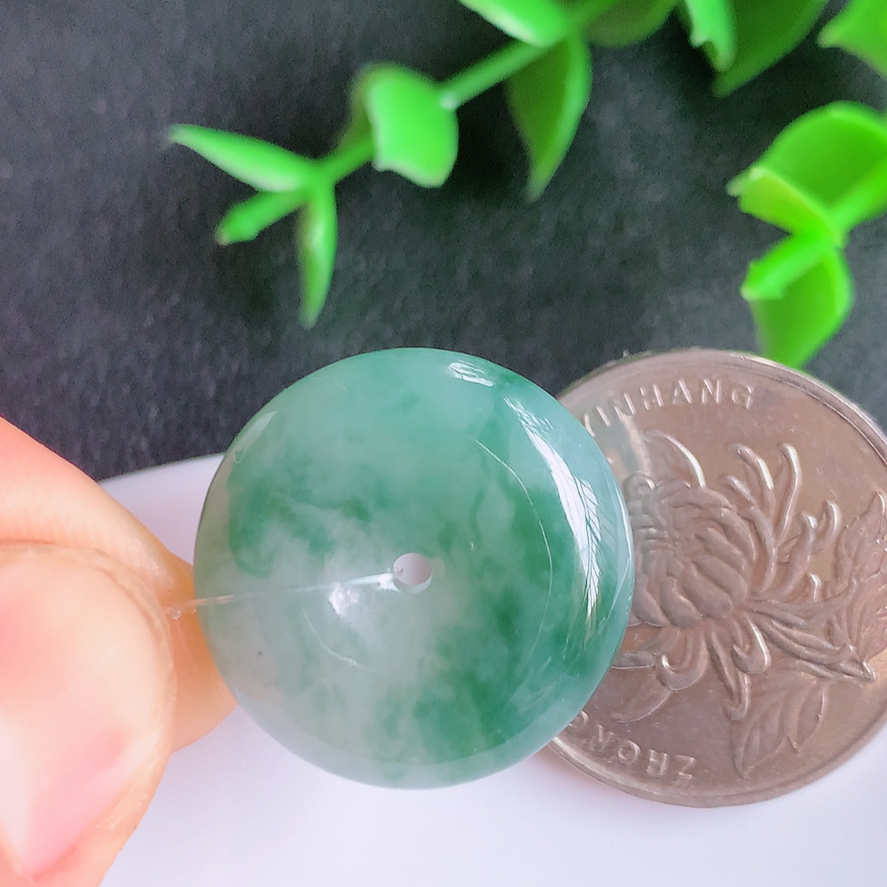 冰润飘花平安扣吊坠，厚装饱满，冰润剔透，细腻水足，种质润泽，飘花灵动，佩戴优雅大气，W49.13   尺寸：21.5-6.2mm