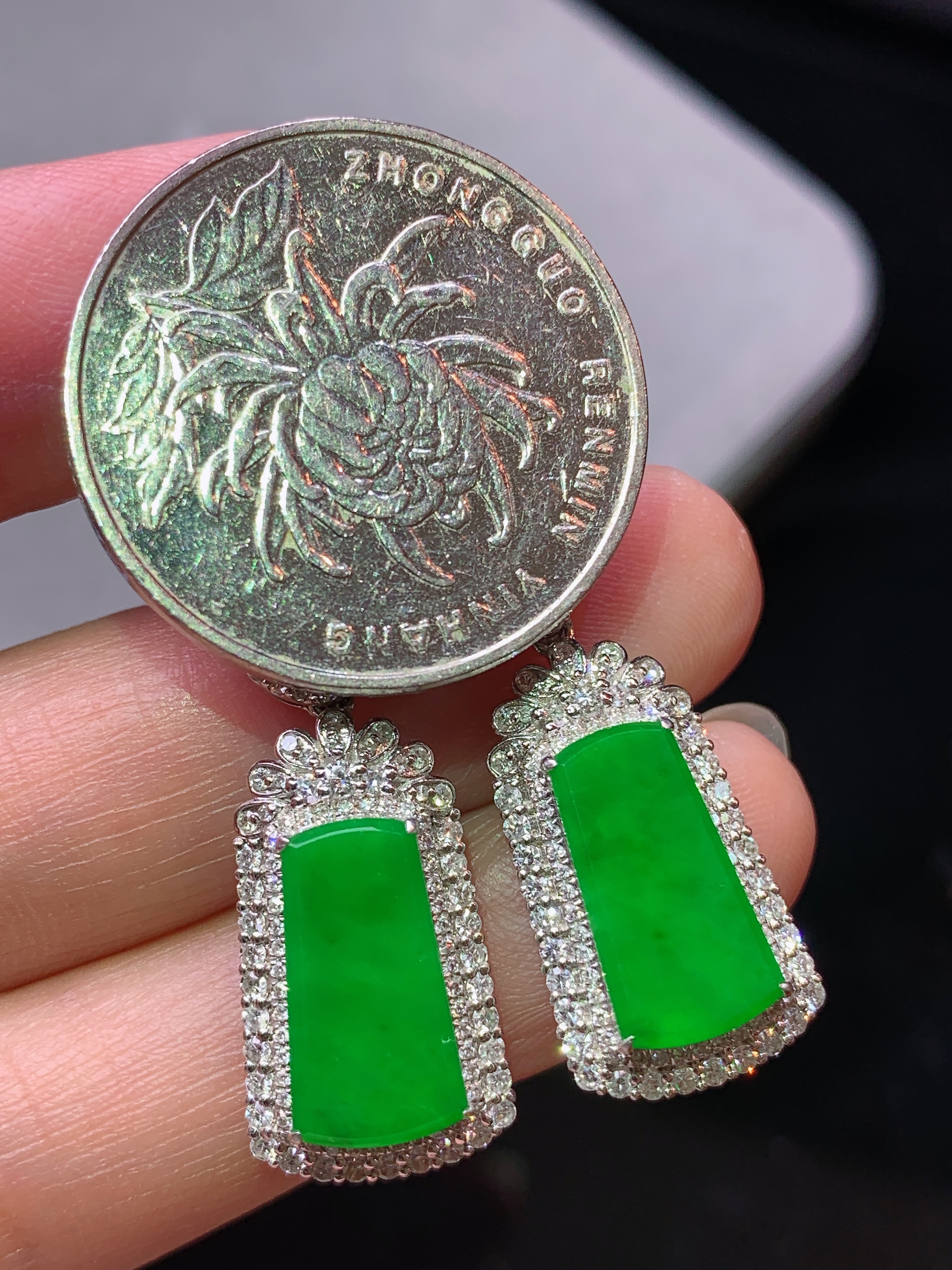 18k金钻镶嵌满绿无事牌耳坠 玉质细腻 色泽艳丽清新 水润亮眼 整体尺寸38*11.5*6.5h1