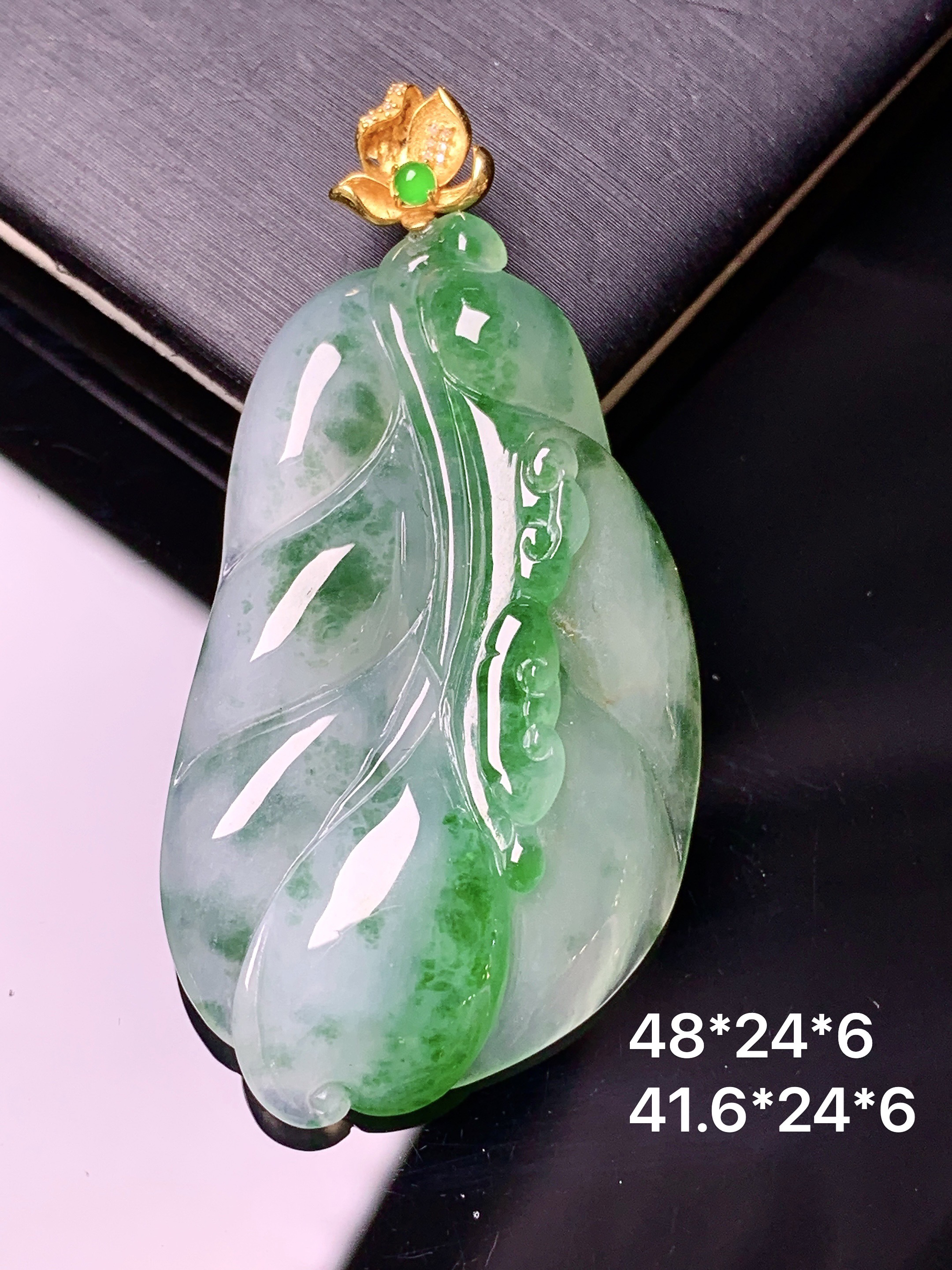 18k金钻镶嵌飘绿树叶吊坠 玉质细腻 色泽艳丽清新 水润亮眼 整体尺寸48*24*6e1