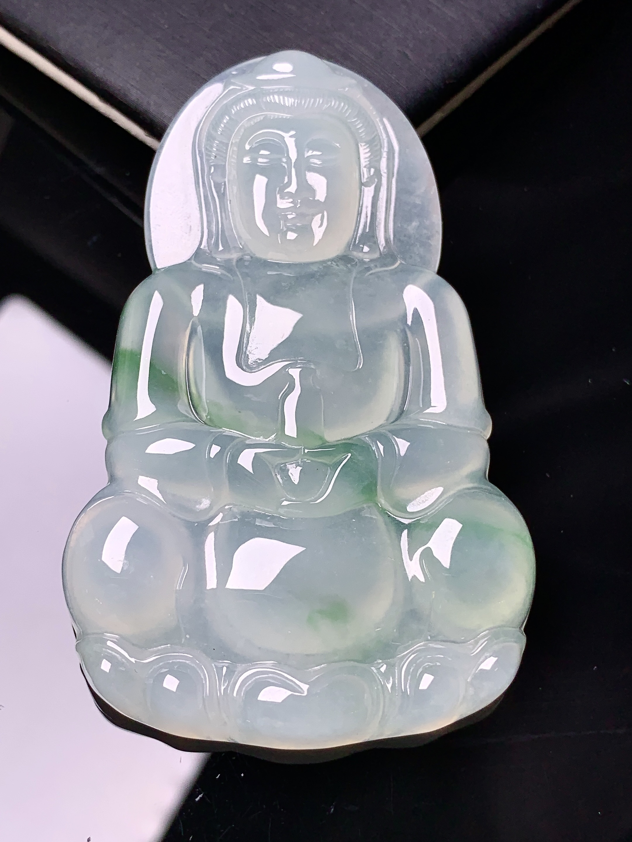 冰飘绿观音菩萨吊坠 玉质细腻 色泽艳丽清新 水润亮眼 整体尺寸64.3*40.5*6x1