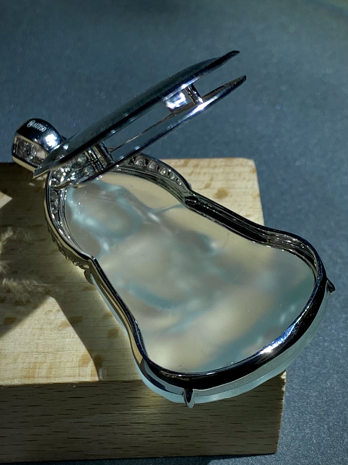 【观自在·一念清净】，观音菩萨，
裸石49.5-30.5-7mm，
整体60-30.5-12.5mm，28.58g，
18K金，南非钻，