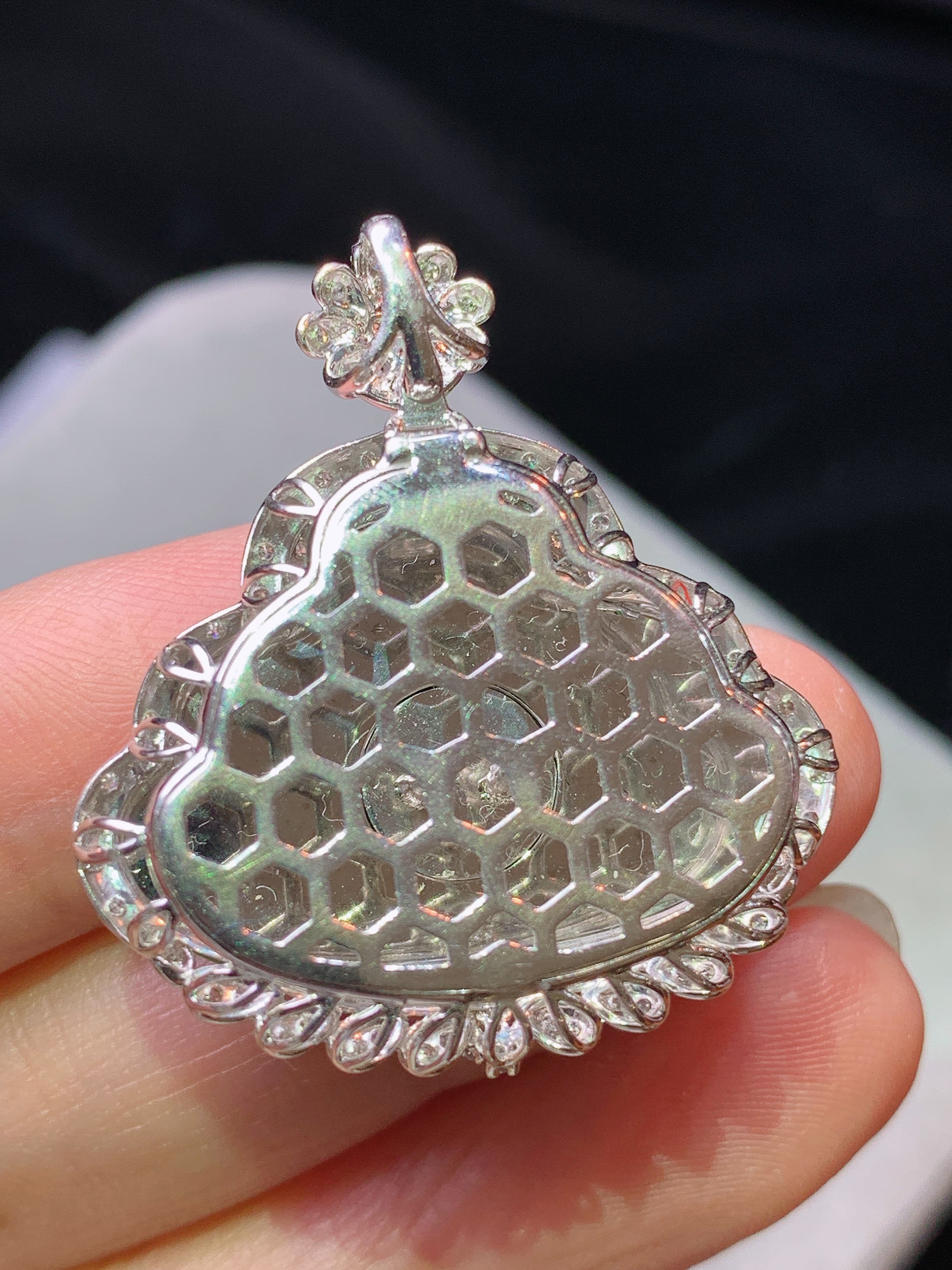 18k金钻镶嵌满阳绿佛公吊坠 玉质细腻 色泽艳丽清新 水润亮眼 整体尺寸33.2*29.5*10m2