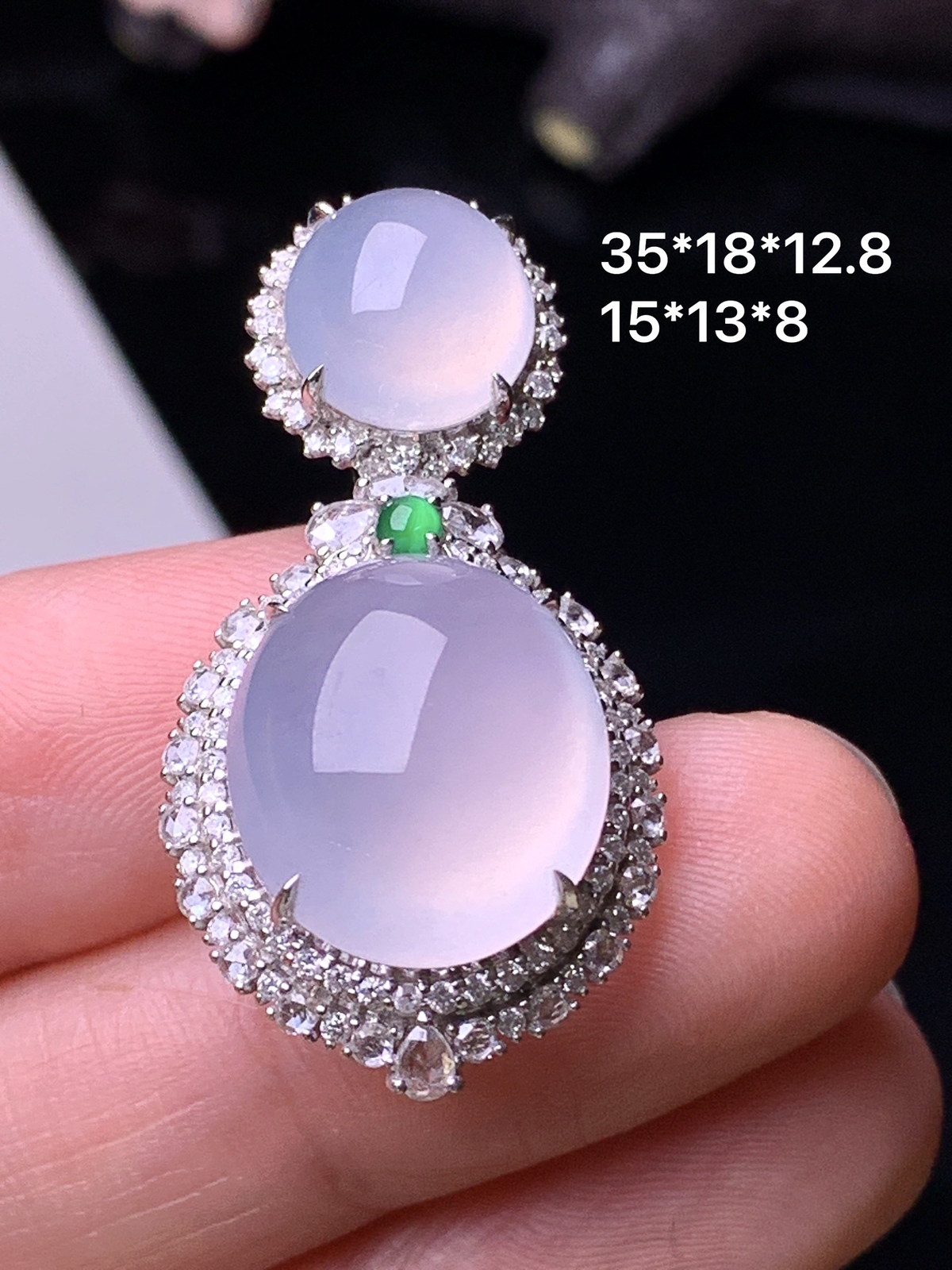 18k金钻镶嵌冰种蛋面吊坠 玉质细腻 色泽清新艳丽 整体尺寸35*18*12.8