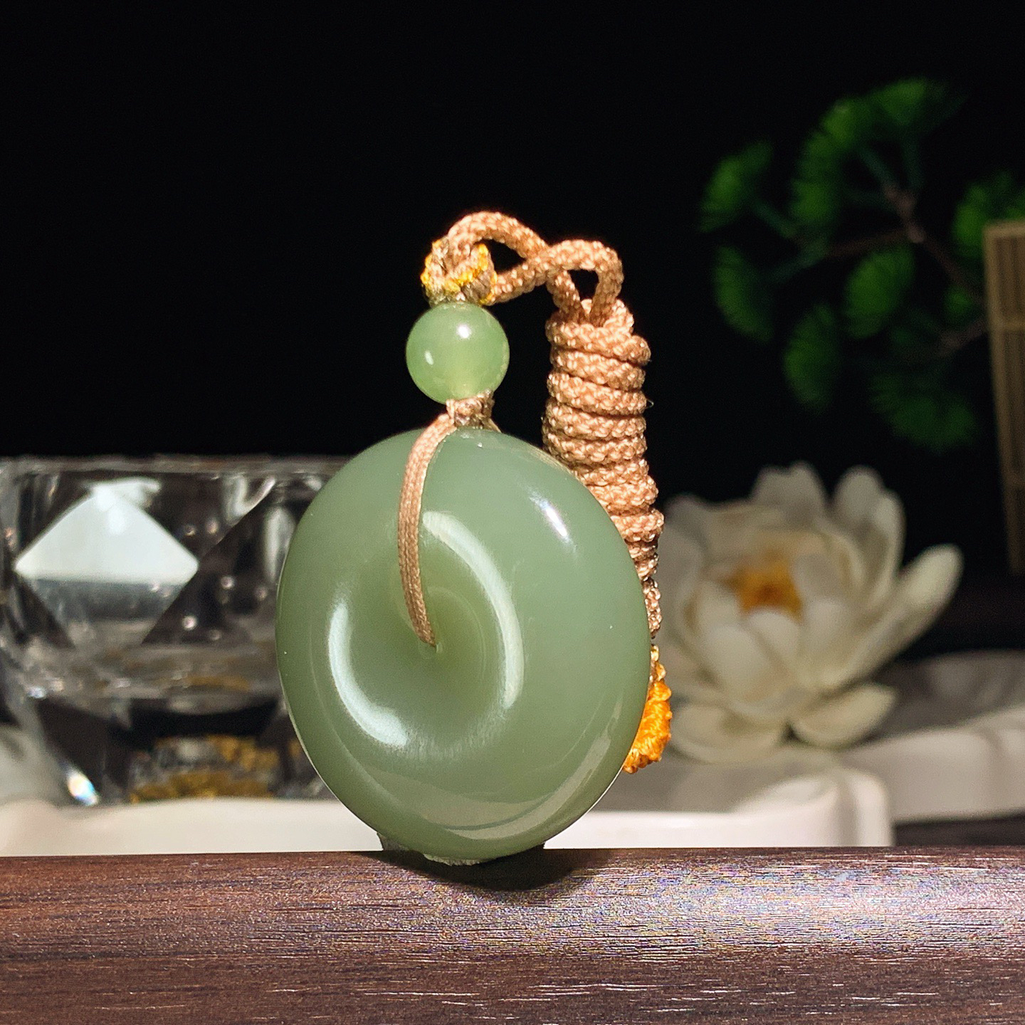 和田玉清水平安扣挂件。尺寸33/11重28.5克  手推出油。玉质细腻油润。品相大气206413