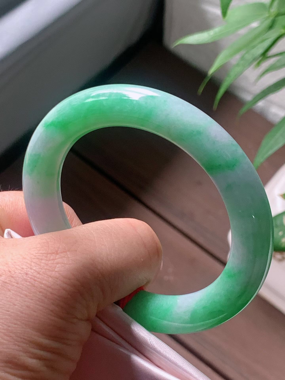 【翡翠名称】老种春带彩55.3圈口圆条手镯
【翡翠尺寸】55.3/10.3/11mm适合55-57.5正圈口佩戴
【翡翠描述】宝贝种老水足，玉质细腻，色泽靓丽，性价比高，佩戴效果好！
【其它赠送】权威证书/精美挂绳盒子/支持全国复检