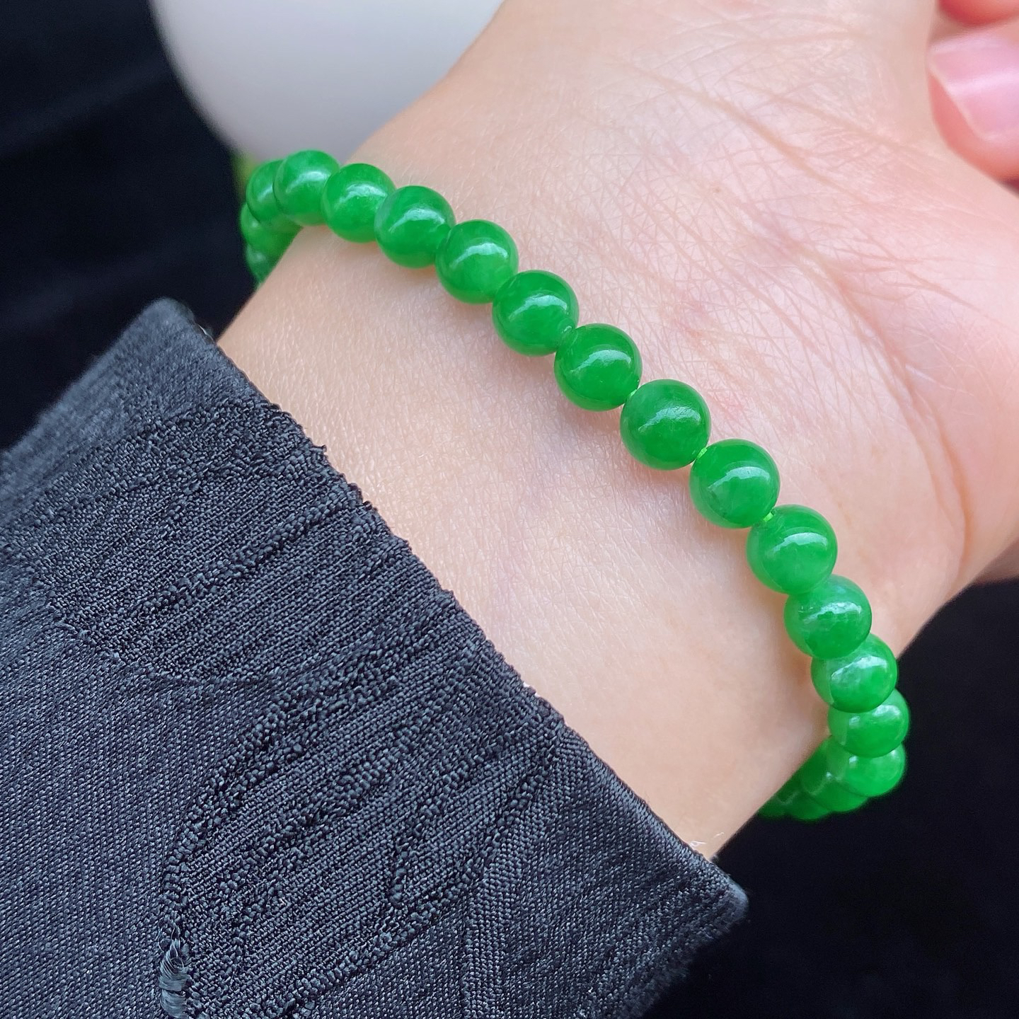冰阳绿手串 
色泽鲜亮浓郁，种水细腻
单戴或叠戴都很百搭，轻松提升气质
尺寸如图一  实物更美～