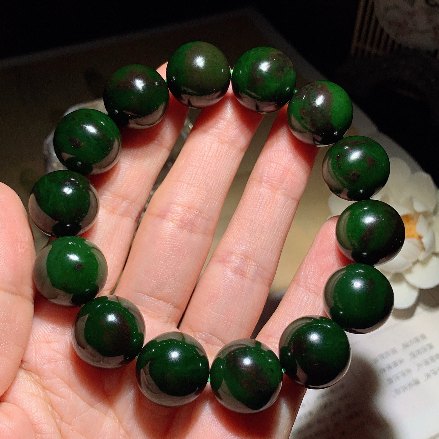 和田玉七号矿红皮料菠菜绿俄罗斯碧玉手串。单颗尺寸16重93.8克。玉质细腻油润。手推出油。佩戴高端典