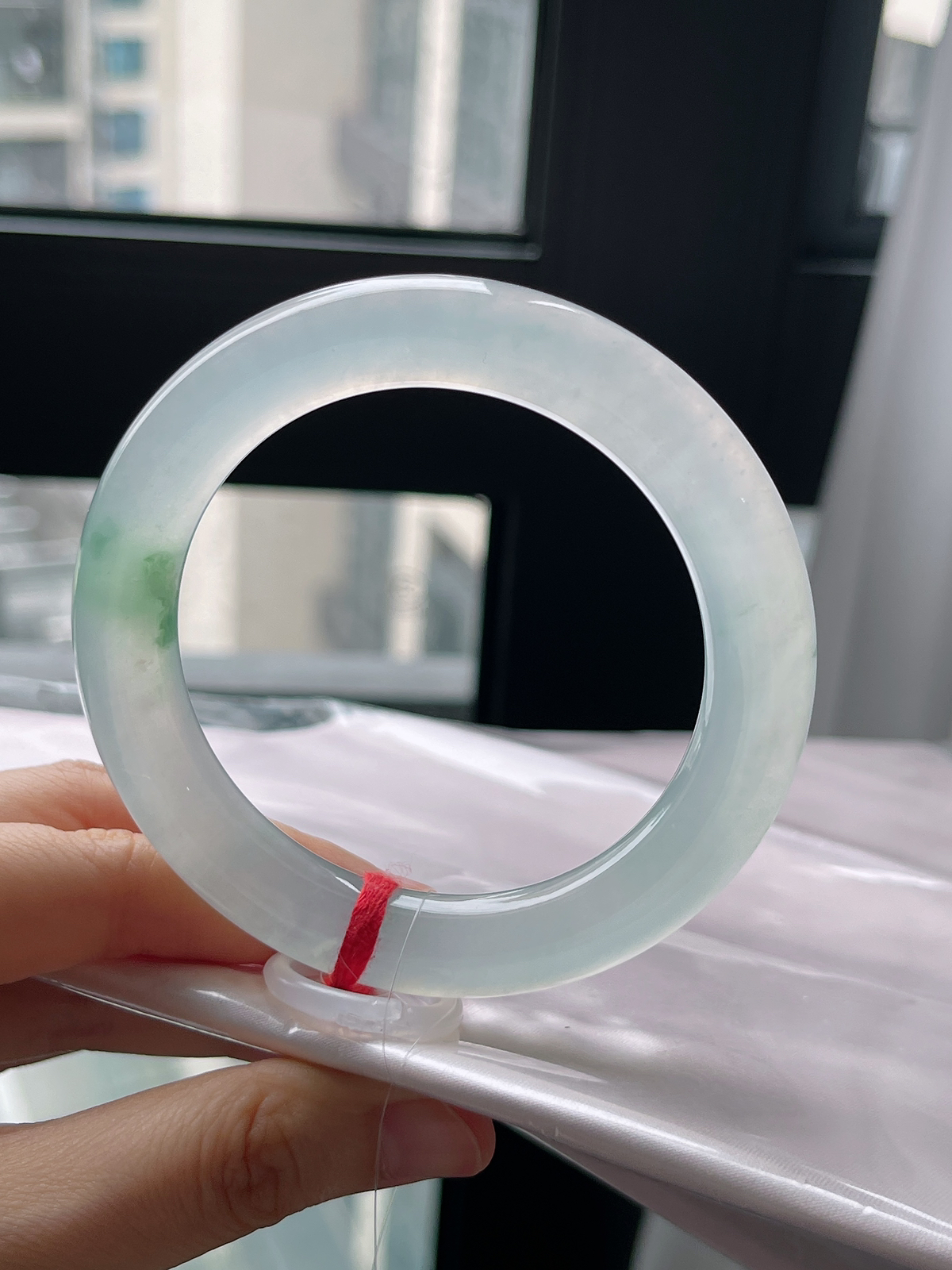 圆镯56.6圈口，翡翠冰种飘绿手镯