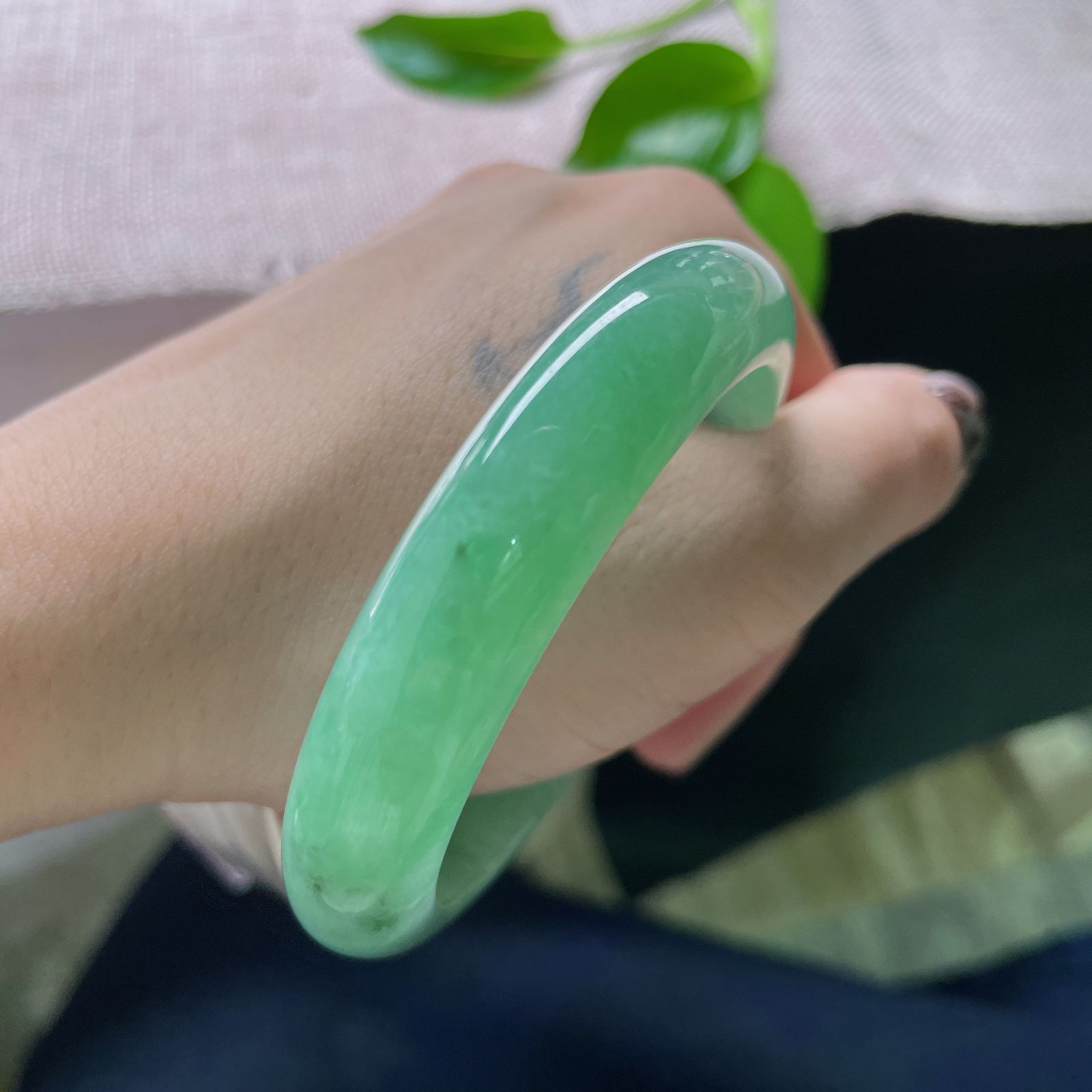 55.8/12.4/8.4，绿底正圈，颜色鲜艳夺目，是深潭、是青山、是凝固的春天。晶体纹..