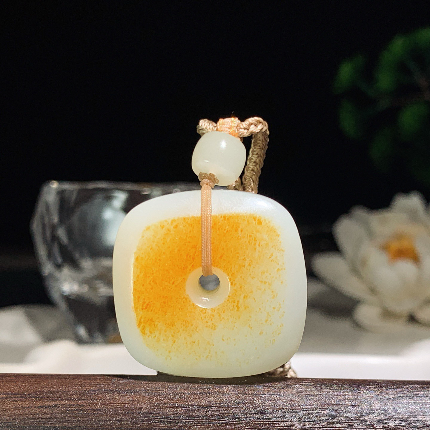 新疆和田玉四方扣挂件。尺寸28/13重24.5克。玉质细腻油润。手推出油。佩戴高端典雅。lt260413