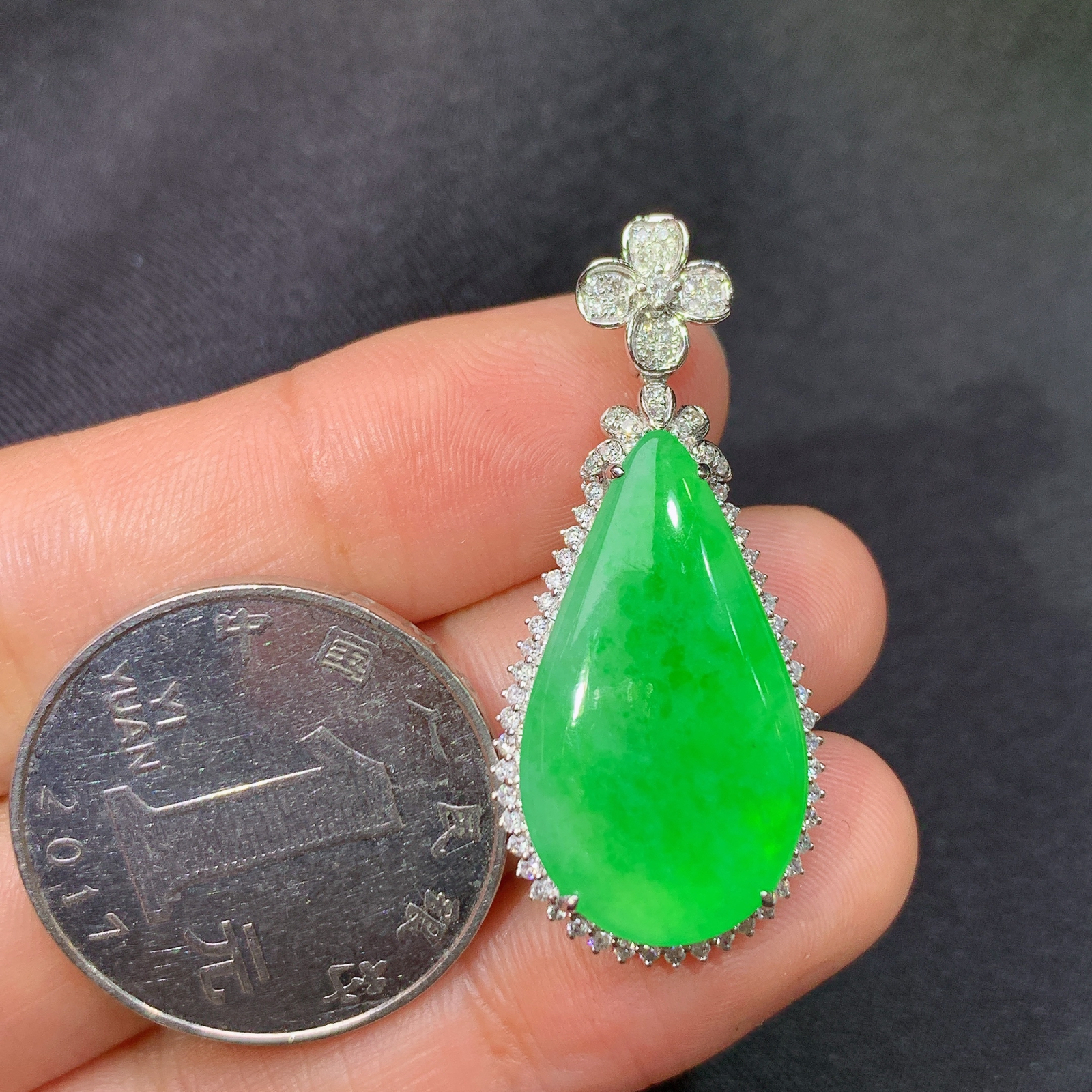 冰阳绿水滴吊坠，18k金镶嵌，冰润色阳，玉质细腻，种水足，Zha 尺寸36.6*16.3*6.5