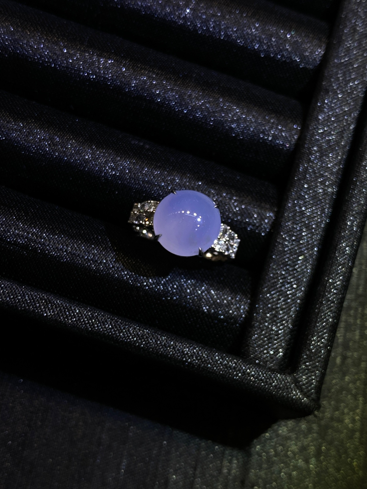  18k金镶嵌紫罗兰·蛋面
冰紫蛋面戒指胖鼓饱满，紫调清甜，钻饰点缀更显温柔..