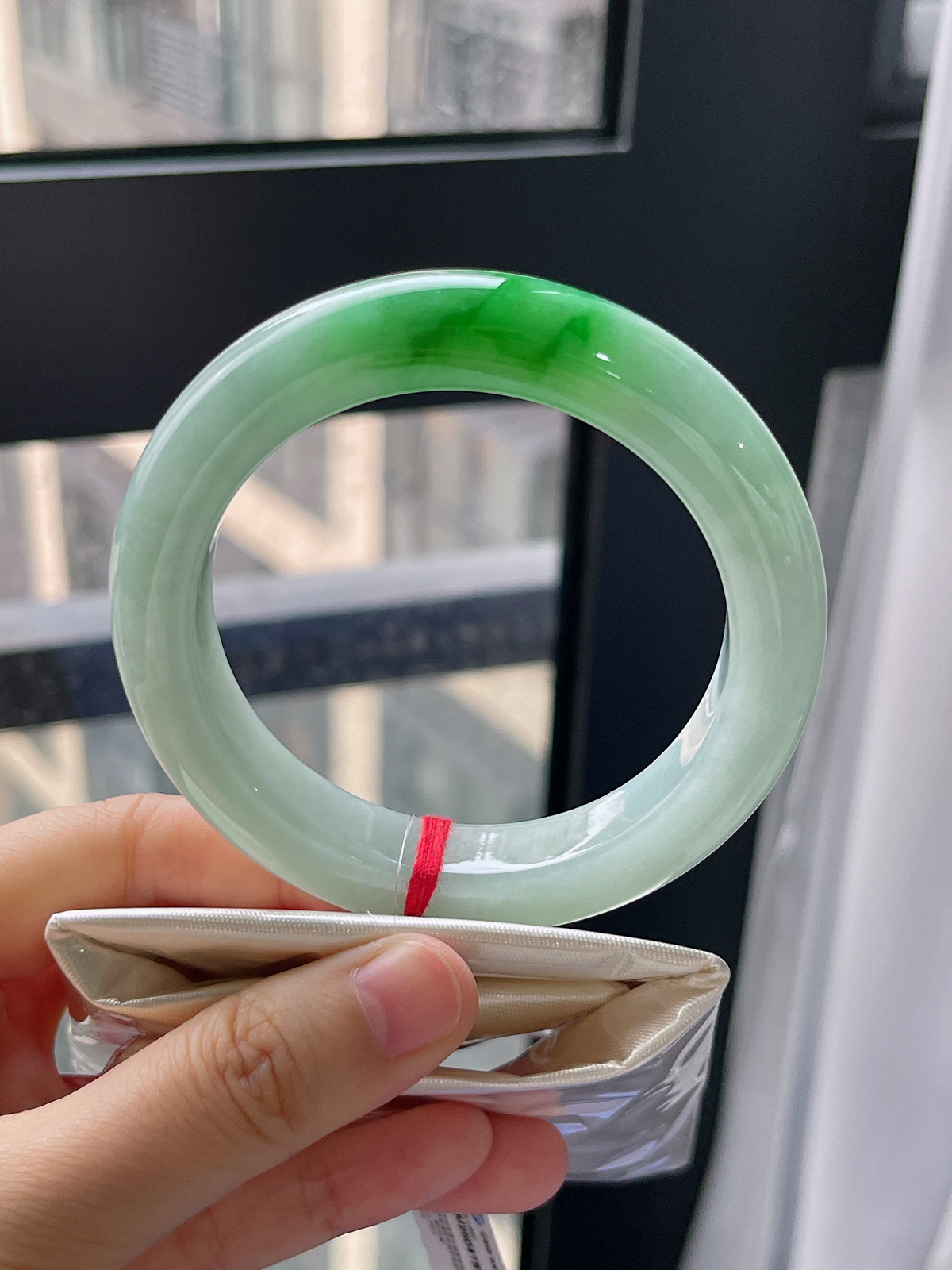 正圈56.7圈口，翡翠糯化种飘绿手镯