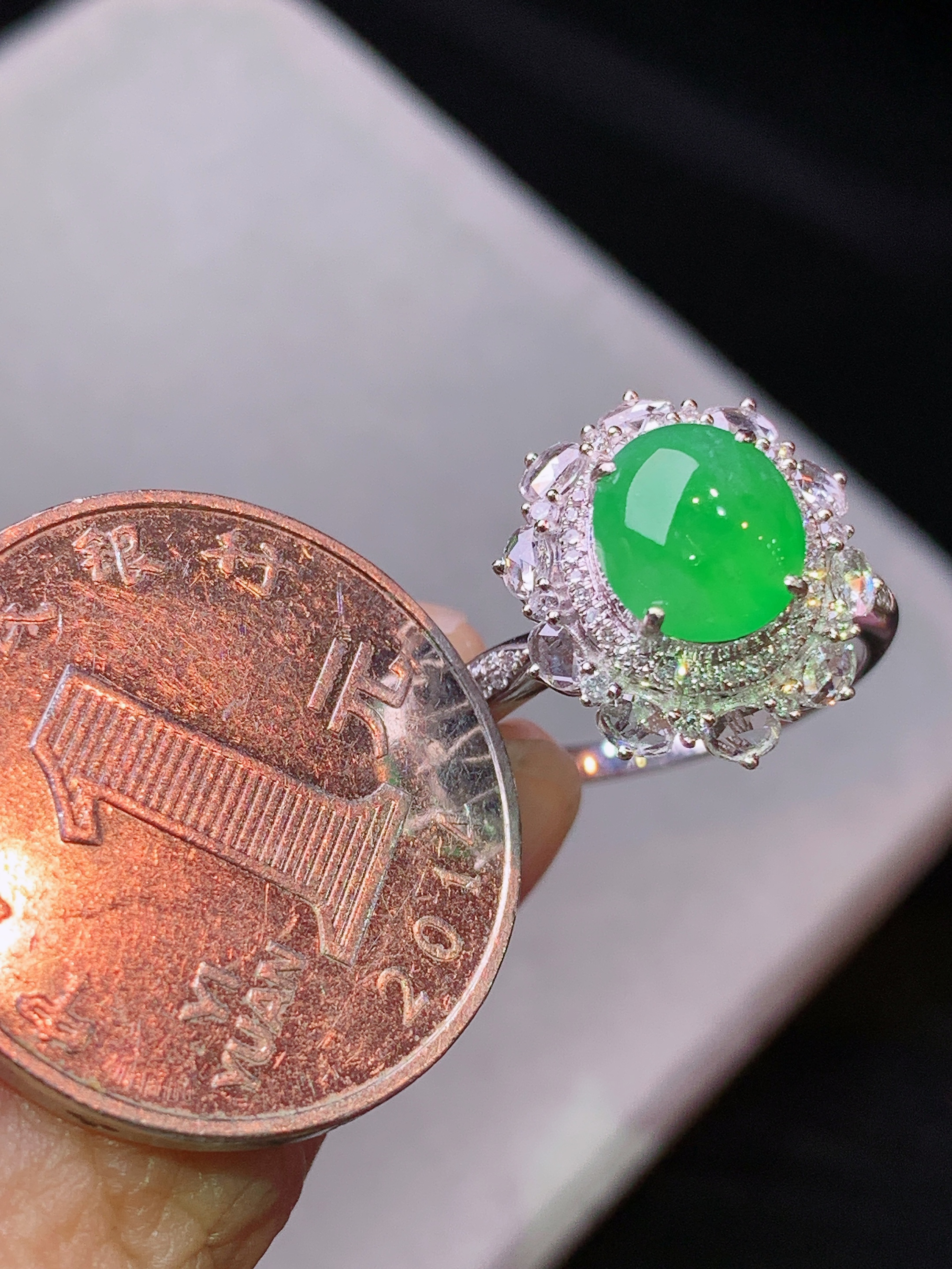 18k金钻镶嵌冰阳绿蛋面戒指 玉质细腻 水润亮眼 色泽艳丽 圈口14 整体尺寸15.8*14*9.8k1