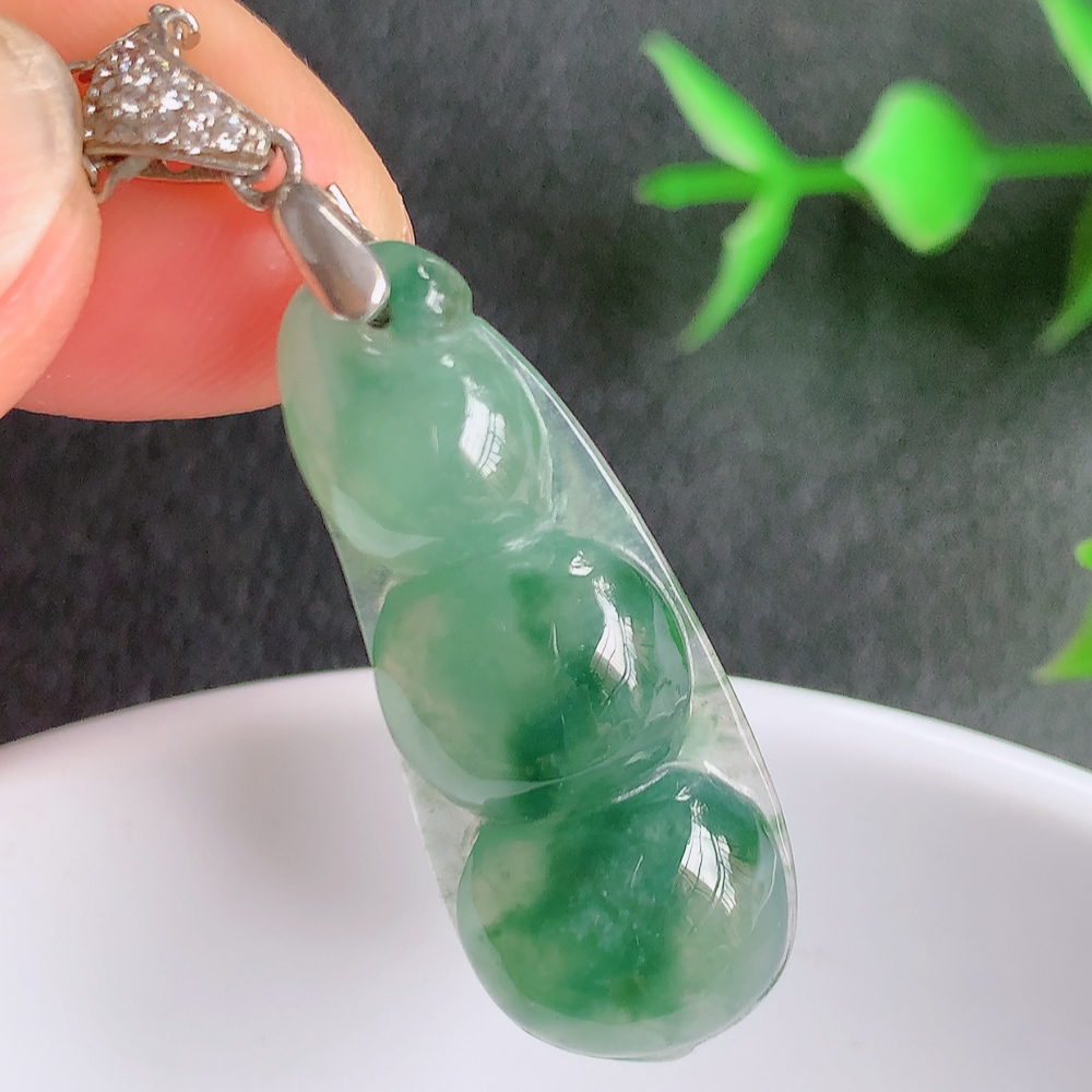 冰润飘花福豆翡翠挂件，老种飘花  冰清玉洁  胶感十足  寓意“四季平安，福气满满”颜色鲜艳，清新自然，饱满通透   925银饰扣头 W357.13  尺寸：32.3-13-6mm