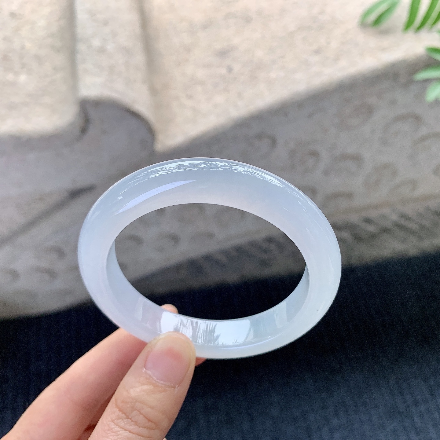 正圈53 54【圈口】54.6/11.4/8.8【编码】A1121423【描述】冰糯底色，水润，种老，细腻，打灯有棉根